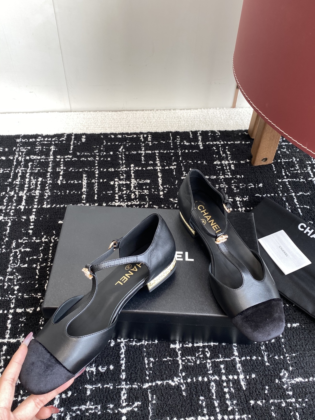 代购级
CHANEL 香奈儿 25ss 春夏秀款中空凉鞋 

第一眼看上就被种草了根据天气变化自由穿搭！
