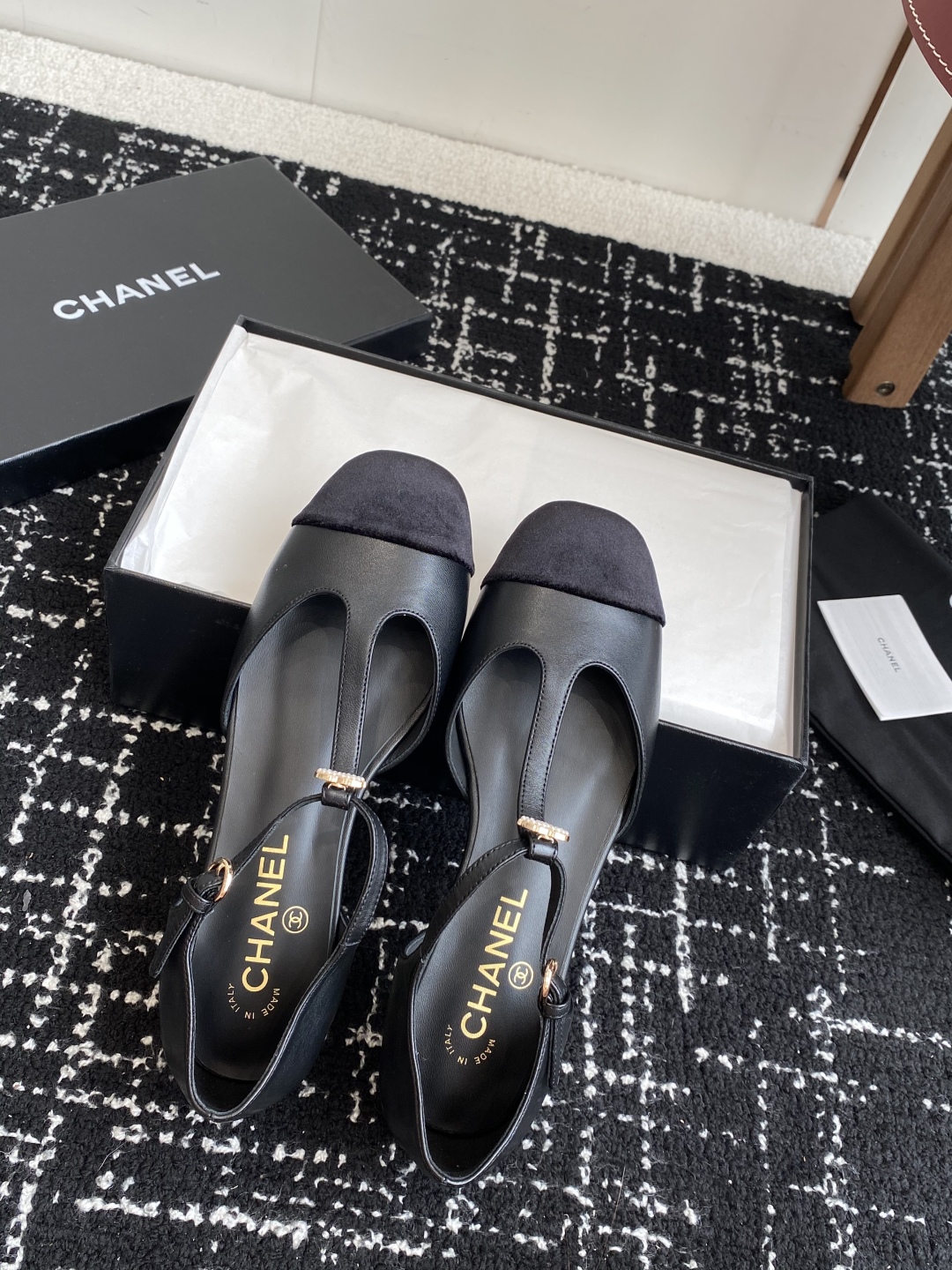 代购级
CHANEL 香奈儿 25ss 春夏秀款中空凉鞋 

第一眼看上就被种草了根据天气变化自由穿搭！