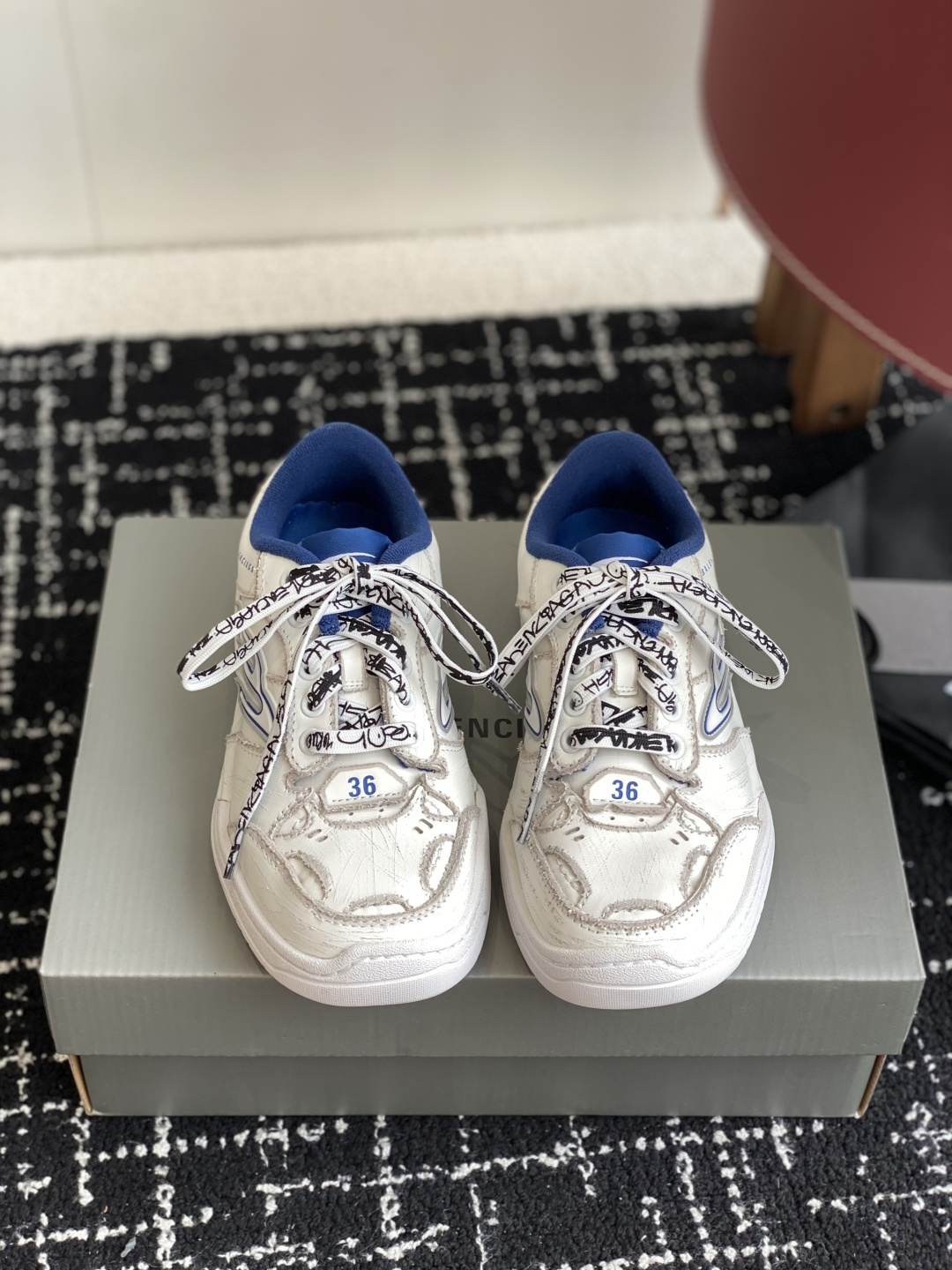 NO:444434,Top 390 Balenciaga Hamptons Worn-Out 25FW latest color scheme, two-color color collision, visual impact is stronger, as always feels like the foot, versatile style, all seasons are available Original data. (Last, grid, upper, outsole, and process are restored to the original craft) Cowhide fabric and mesh inner material The entire upper wear and damage effect Tire pattern sole 15mm arch shoes Balenciaga latest circumferential brand logo Rear top gravure Balenciaga logo and size Rear top pull top Made in China Through the control of material proportions and simple color use, the upper adopts a relatively soft design to highlight the shoe's highlights  Size35-45 (45 custom made without return), casual shoes/sports shoes, balenciaga, balenciaga, sneakers, cowhide19860909代购级前390 巴黎世家Balenciaga Hamptons Worn-Out 25FW最新配色,双色拼色相撞,视觉冲击更加强烈,一如既往的脚感,百搭的风格,四季皆可 请款 原厂数据.（楦.格.鞋面.大底.做法工艺均还原原版工艺） 牛皮面料和网布内里材质 鞋面整只磨损破坏效果 轮胎花纹鞋底 15毫米足弓鞋 Balenciaga 最新回旋品牌标识 后帮凹印 Balenciaga 徽标和尺码 后帮拉帮 中国制造 透过材质比例的拿捏和单纯的用色,在鞋面采用相对柔和的设计,衬出鞋款亮点 Size35-45（45订做不退换）,休闲鞋/运动鞋,balenciaga,balenciaga,sneakers,cowhide,Women's Shoes