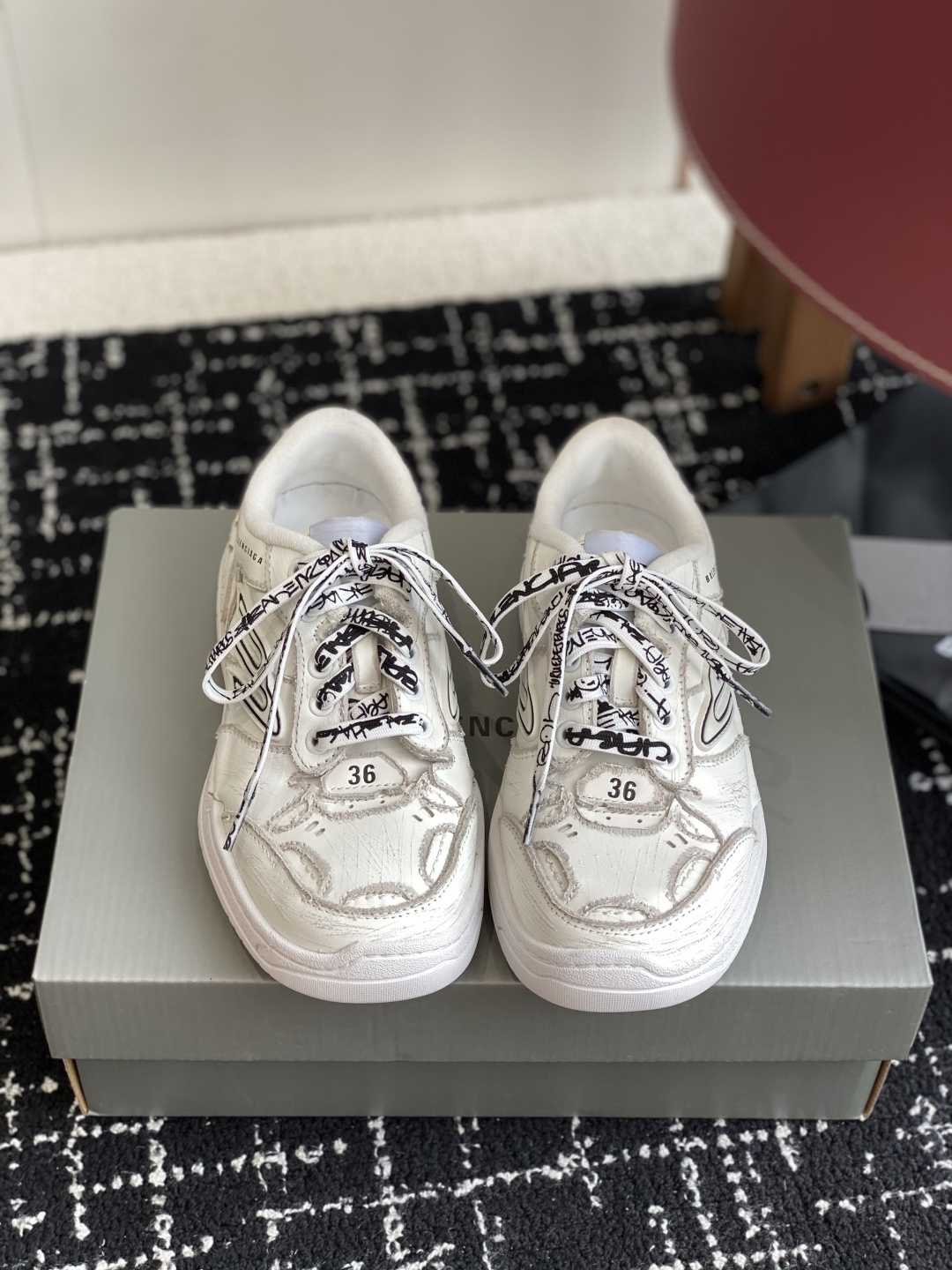 NO:444427,Purchase grade 390 Balenciaga Hamptons Worn-Out 25FW latest color scheme, two-color color collision, visual impact is stronger, as always feels like the foot, versatile style, all seasons are available Original data. (Last, grid, upper, outsole, and process are restored to the original craft) Cowhide fabric and mesh inner material The entire upper wear and damage effect Tire pattern sole 15mm arch shoes Balenciaga latest roving brand logo Rear top gravure Balenciaga logo and size Rear top pull top Made in China Through the control of material proportions and simple color use, the upper adopts a relatively soft design to highlight the shoe's highlights  Size35-45 (45 custom made without return), casual shoes/sports shoes, balenciaga, balenciaga, sneakers, cowhide19860909代购级390 巴黎世家Balenciaga Hamptons Worn-Out 25FW最新配色,双色拼色相撞,视觉冲击更加强烈,一如既往的脚感,百搭的风格,四季皆可 请款 原厂数据.（楦.格.鞋面.大底.做法工艺均还原原版工艺） 牛皮面料和网布内里材质 鞋面整只磨损破坏效果 轮胎花纹鞋底 15毫米足弓鞋 Balenciaga 最新回旋品牌标识 后帮凹印 Balenciaga 徽标和尺码 后帮拉帮 中国制造 透过材质比例的拿捏和单纯的用色,在鞋面采用相对柔和的设计,衬出鞋款亮点 Size35-45（45订做不退换）,休闲鞋/运动鞋,balenciaga,balenciaga,sneakers,cowhide,Women's Shoes