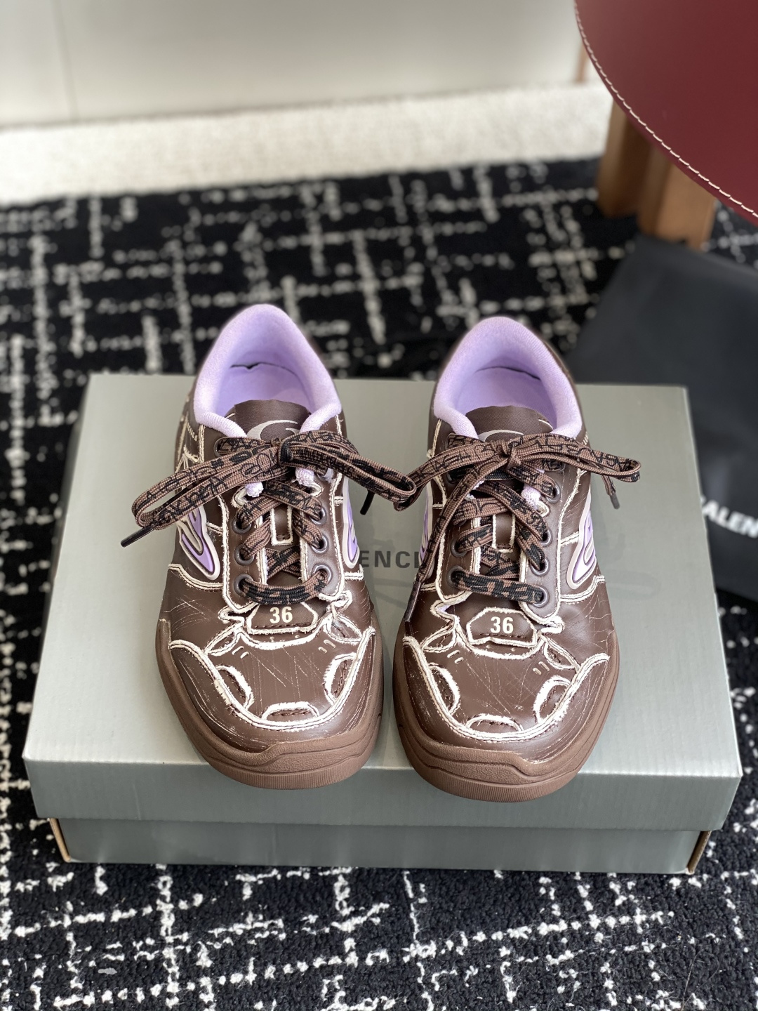 NO:444441,Purchase grade 390 Balenciaga Hamptons Worn-Out 25FW latest color scheme, two-color color collision, visual impact is stronger, as always feels like the foot, versatile style, all seasons are available Original data. (Last, grid, upper, outsole, and process are restored to the original craft) Cowhide fabric and mesh inner material The entire upper wear and damage effect Tire pattern sole 15mm arch shoes Balenciaga latest roving brand logo Rear top gravure Balenciaga logo and size Rear top pull top Made in China Through the control of material proportions and simple color use, the upper adopts a relatively soft design to highlight the shoe's highlights  Size35-45 (45 custom made without return), casual shoes/sports shoes, balenciaga, balenciaga, sneakers, cowhide19860909代购级390 巴黎世家Balenciaga Hamptons Worn-Out 25FW最新配色,双色拼色相撞,视觉冲击更加强烈,一如既往的脚感,百搭的风格,四季皆可 请款 原厂数据.（楦.格.鞋面.大底.做法工艺均还原原版工艺） 牛皮面料和网布内里材质 鞋面整只磨损破坏效果 轮胎花纹鞋底 15毫米足弓鞋 Balenciaga 最新回旋品牌标识 后帮凹印 Balenciaga 徽标和尺码 后帮拉帮 中国制造 透过材质比例的拿捏和单纯的用色,在鞋面采用相对柔和的设计,衬出鞋款亮点 Size35-45（45订做不退换）,休闲鞋/运动鞋,balenciaga,balenciaga,sneakers,cowhide,Women's Shoes