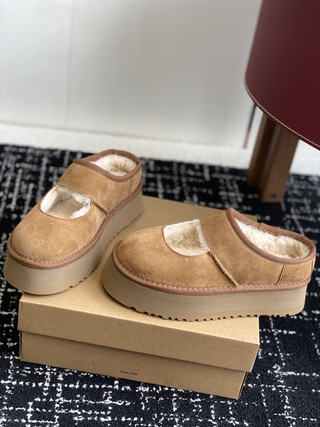 东莞代购级
UGG 25ss 厚底 包子拖鞋 设计方便穿脱双层高密度泡棉鞋内底

皮毛一体面料 耐磨中底