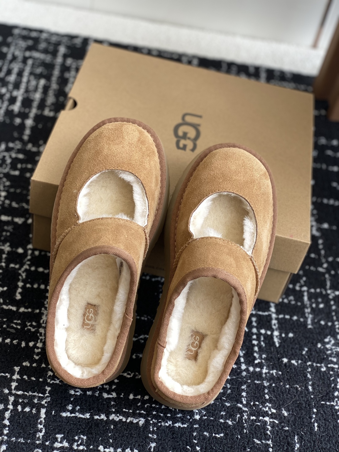 东莞代购级
UGG 25ss 厚底 包子拖鞋 设计方便穿脱双层高密度泡棉鞋内底

皮毛一体面料 耐磨中底