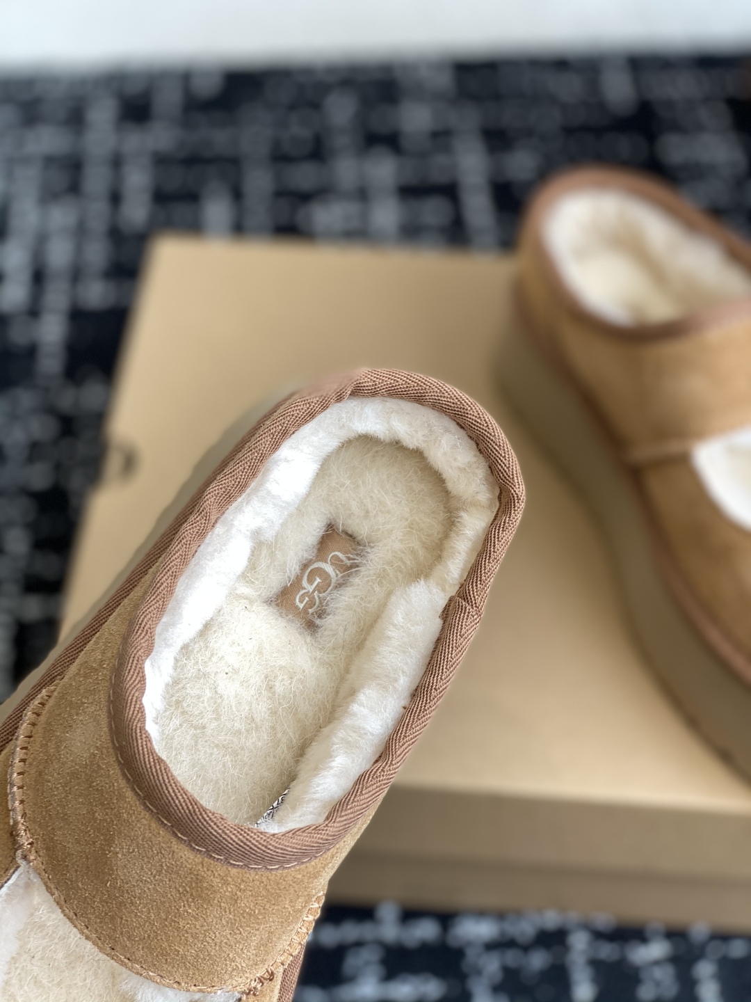 东莞代购级
UGG 25ss 厚底 包子拖鞋 设计方便穿脱双层高密度泡棉鞋内底

皮毛一体面料 耐磨中底