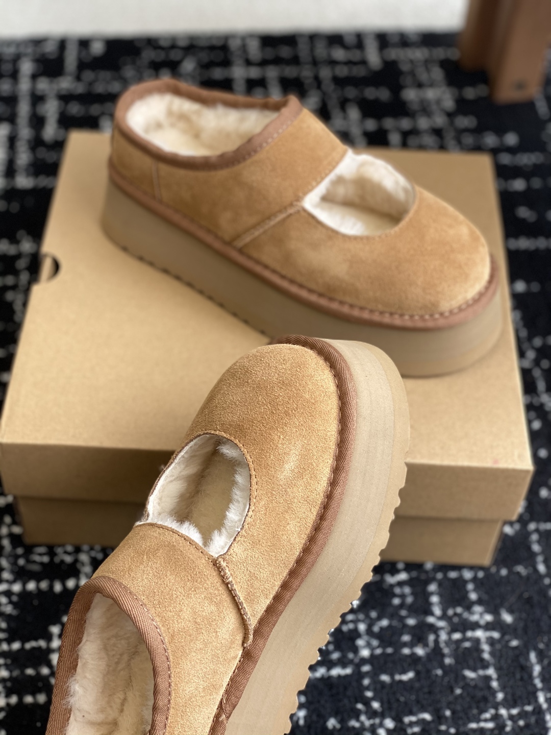 东莞代购级
UGG 25ss 厚底 包子拖鞋 设计方便穿脱双层高密度泡棉鞋内底

皮毛一体面料 耐磨中底