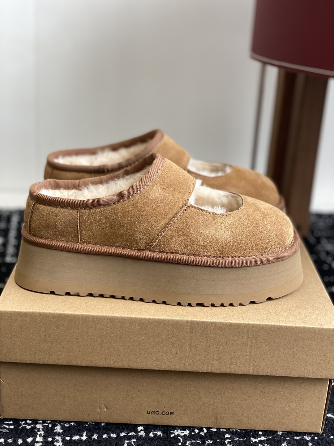东莞代购级
UGG 25ss 厚底 包子拖鞋 设计方便穿脱双层高密度泡棉鞋内底

皮毛一体面料 耐磨中底