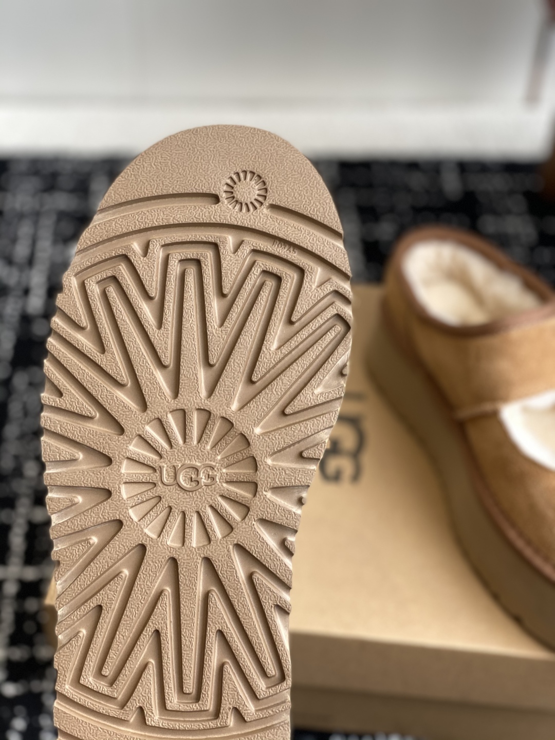 东莞代购级
UGG 25ss 厚底 包子拖鞋 设计方便穿脱双层高密度泡棉鞋内底

皮毛一体面料 耐磨中底