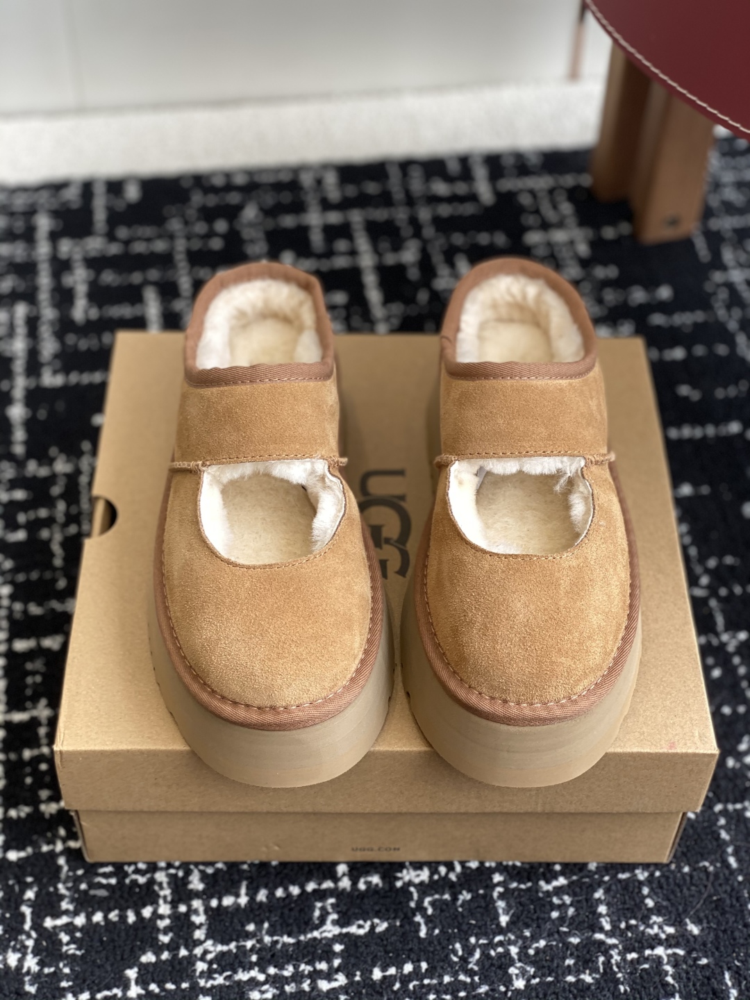 东莞代购级
UGG 25ss 厚底 包子拖鞋 设计方便穿脱双层高密度泡棉鞋内底

皮毛一体面料 耐磨中底