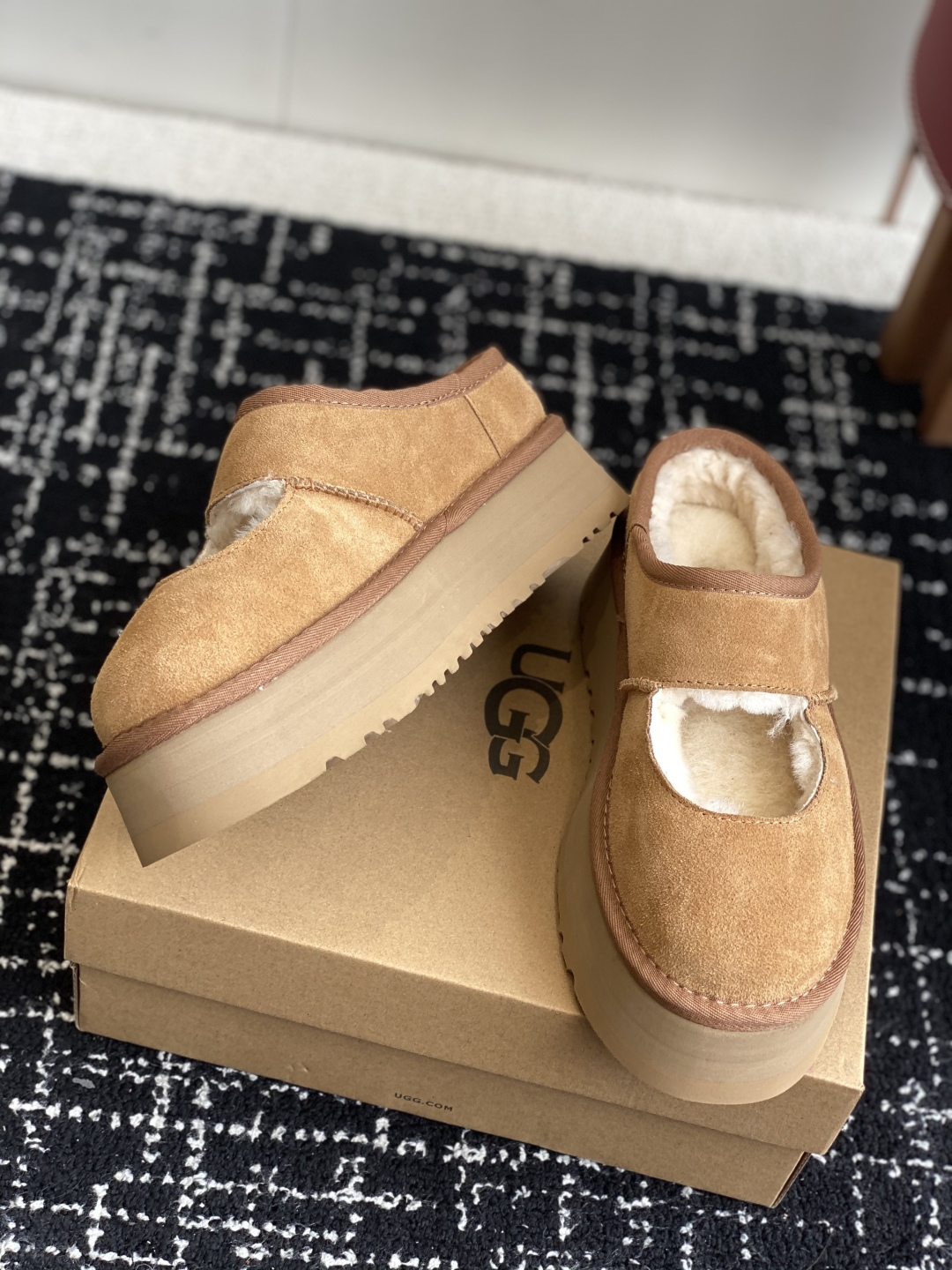 东莞代购级
UGG 25ss 厚底 包子拖鞋 设计方便穿脱双层高密度泡棉鞋内底

皮毛一体面料 耐磨中底