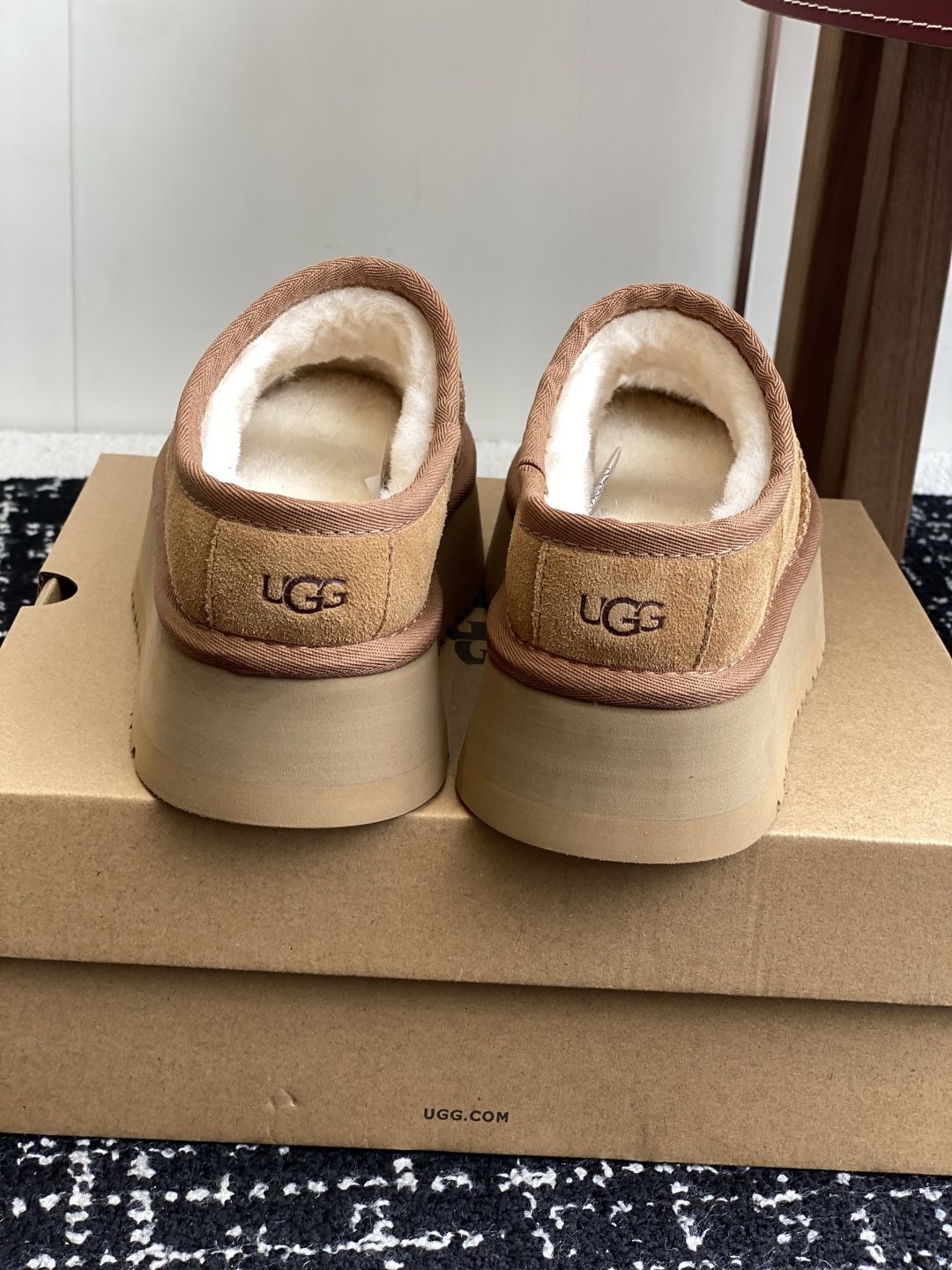 东莞代购级
UGG 25ss 厚底 包子拖鞋 设计方便穿脱双层高密度泡棉鞋内底

皮毛一体面料 耐磨中底