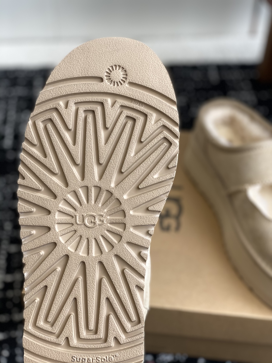 东莞代购级
UGG 25ss 厚底 包子拖鞋 设计方便穿脱双层高密度泡棉鞋内底

皮毛一体面料 耐磨中底