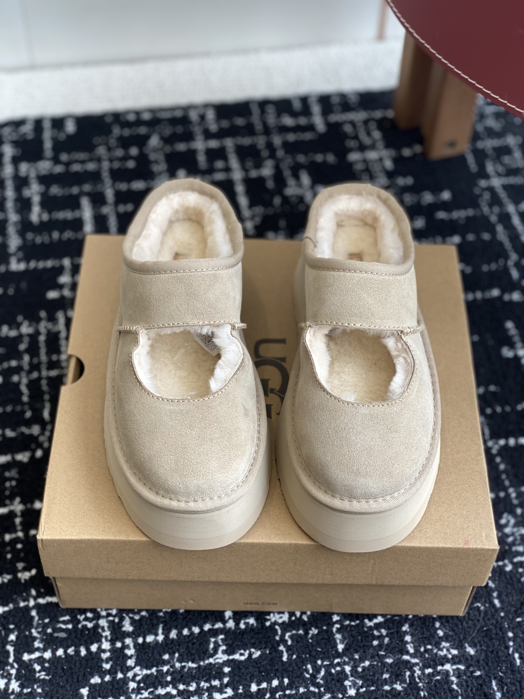 东莞代购级
UGG 25ss 厚底 包子拖鞋 设计方便穿脱双层高密度泡棉鞋内底

皮毛一体面料 耐磨中底