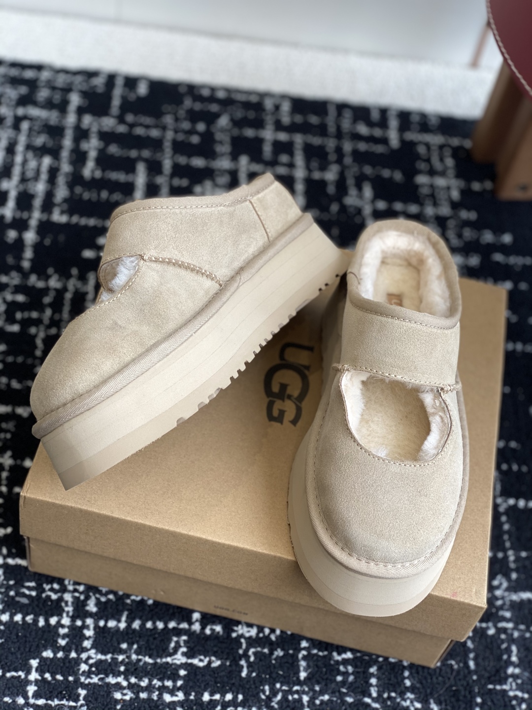 东莞代购级
UGG 25ss 厚底 包子拖鞋 设计方便穿脱双层高密度泡棉鞋内底

皮毛一体面料 耐磨中底