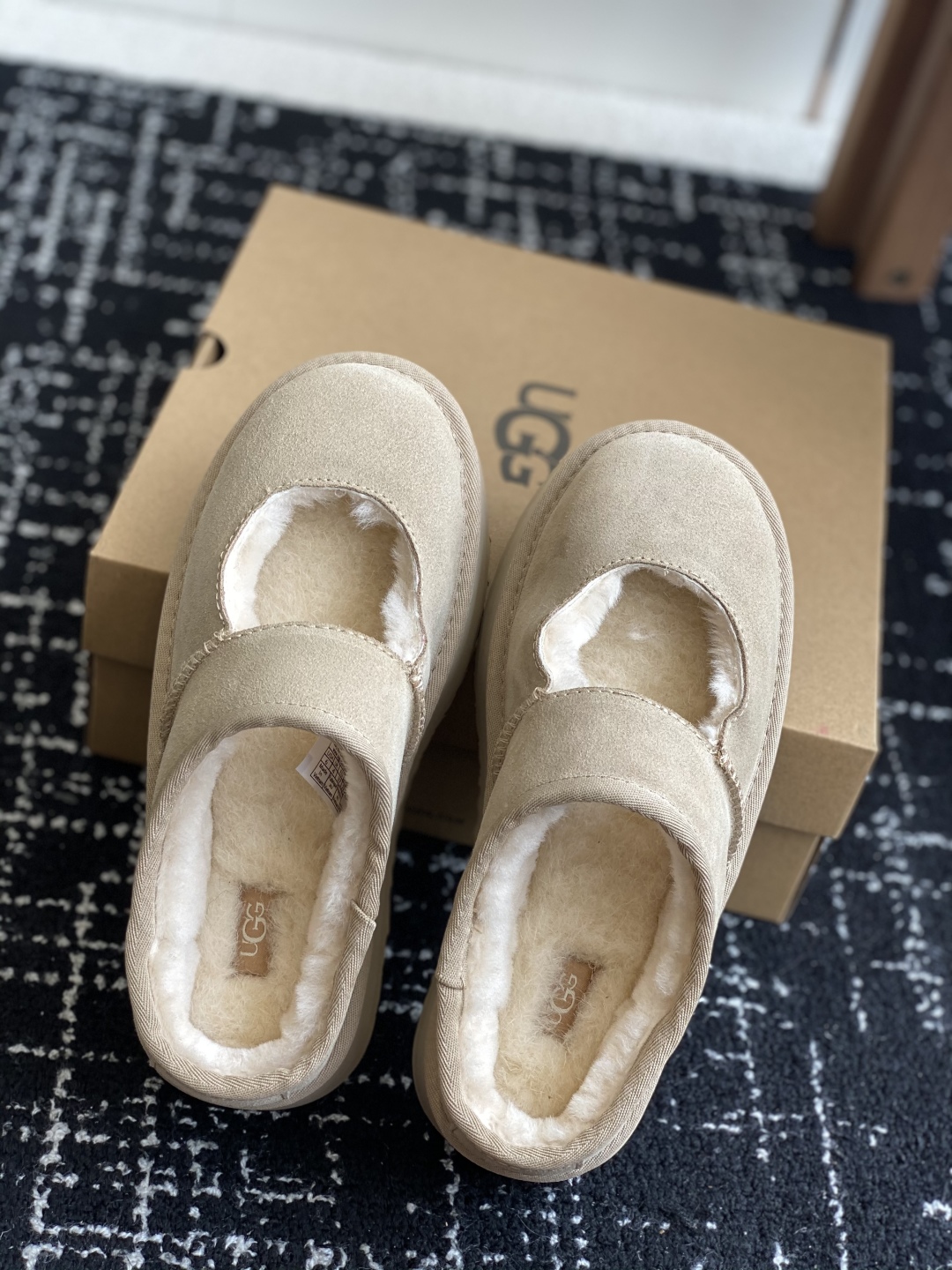 东莞代购级
UGG 25ss 厚底 包子拖鞋 设计方便穿脱双层高密度泡棉鞋内底

皮毛一体面料 耐磨中底