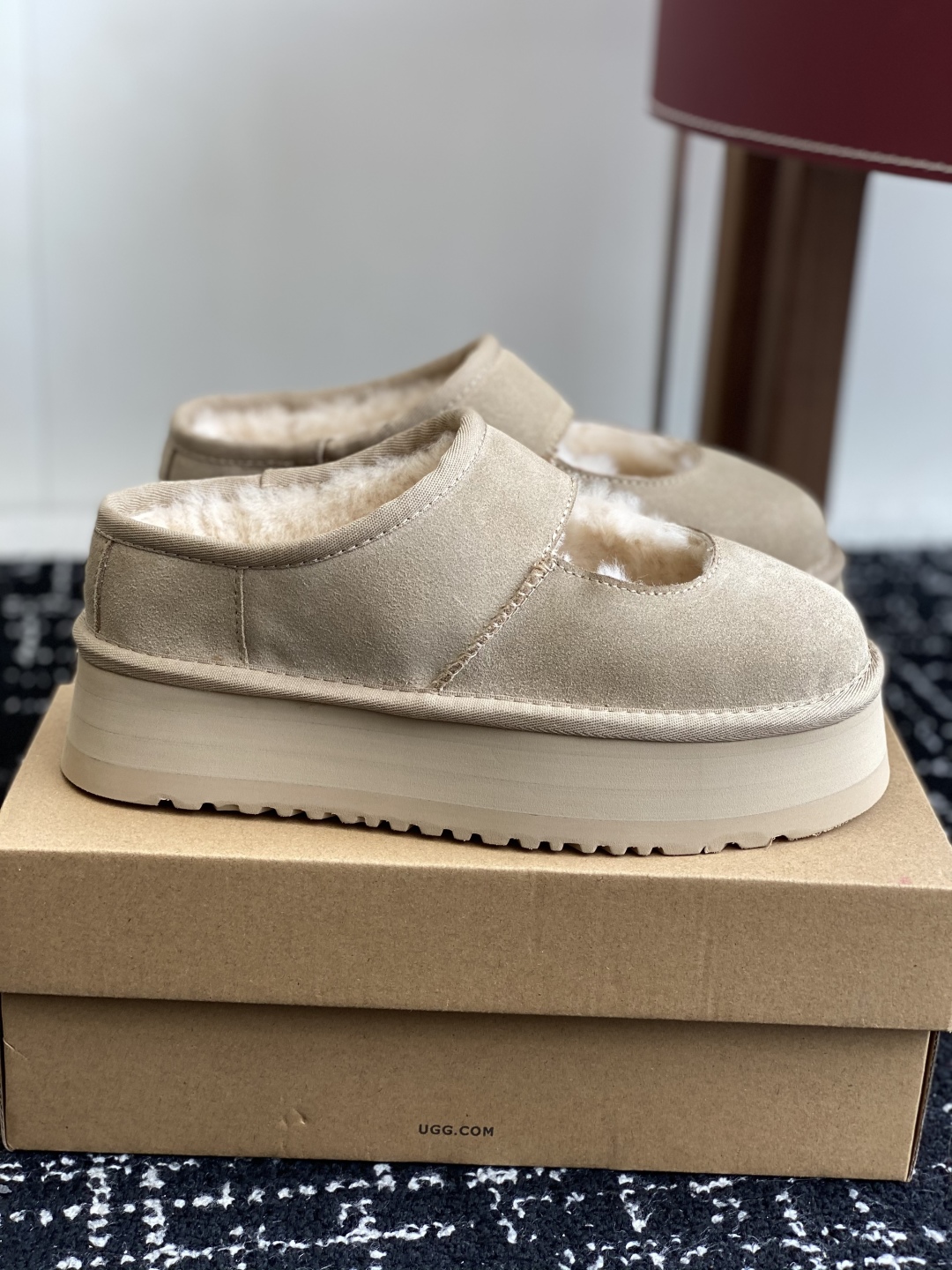 东莞代购级
UGG 25ss 厚底 包子拖鞋 设计方便穿脱双层高密度泡棉鞋内底

皮毛一体面料 耐磨中底