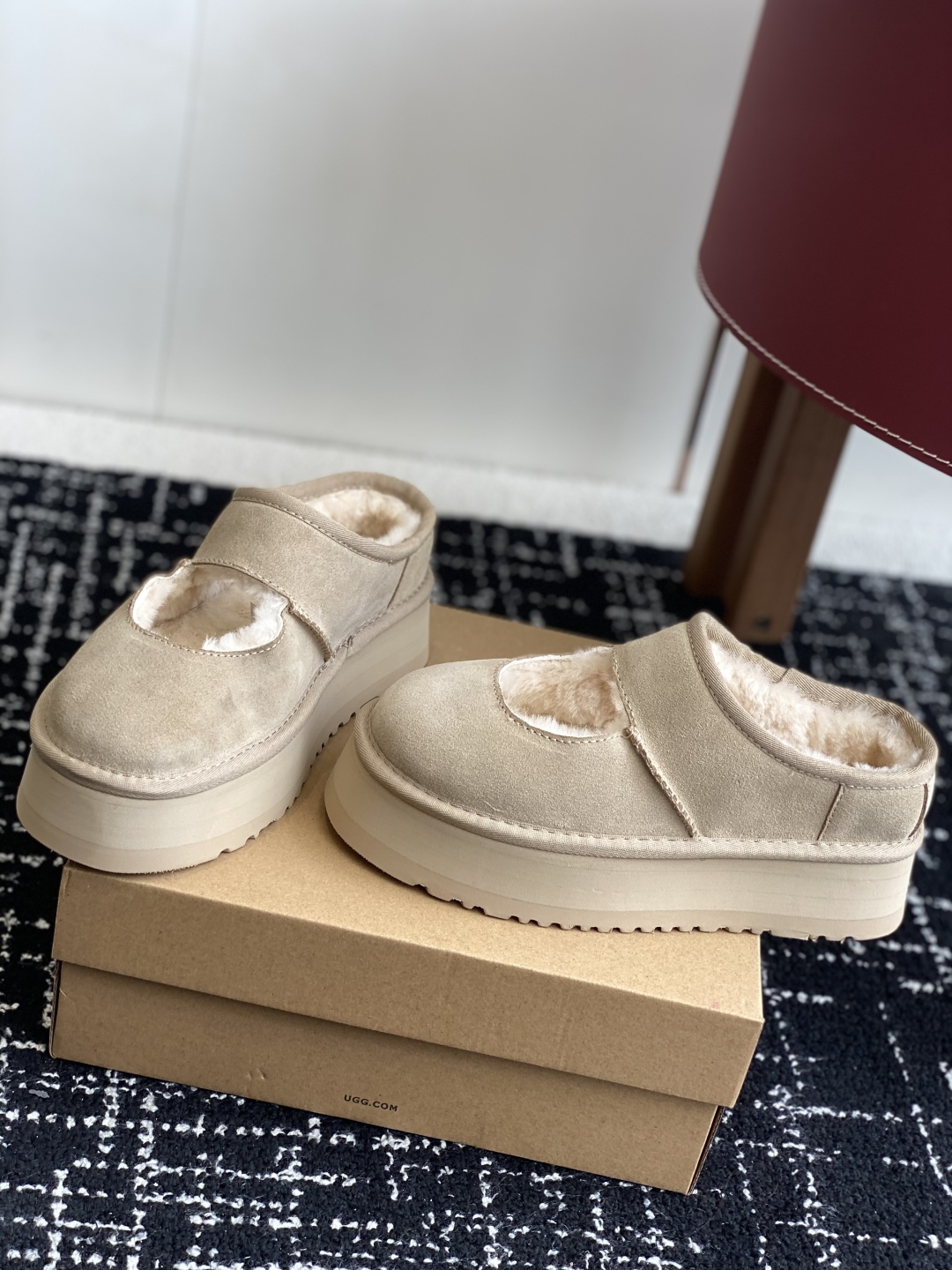 东莞代购级
UGG 25ss 厚底 包子拖鞋 设计方便穿脱双层高密度泡棉鞋内底

皮毛一体面料 耐磨中底