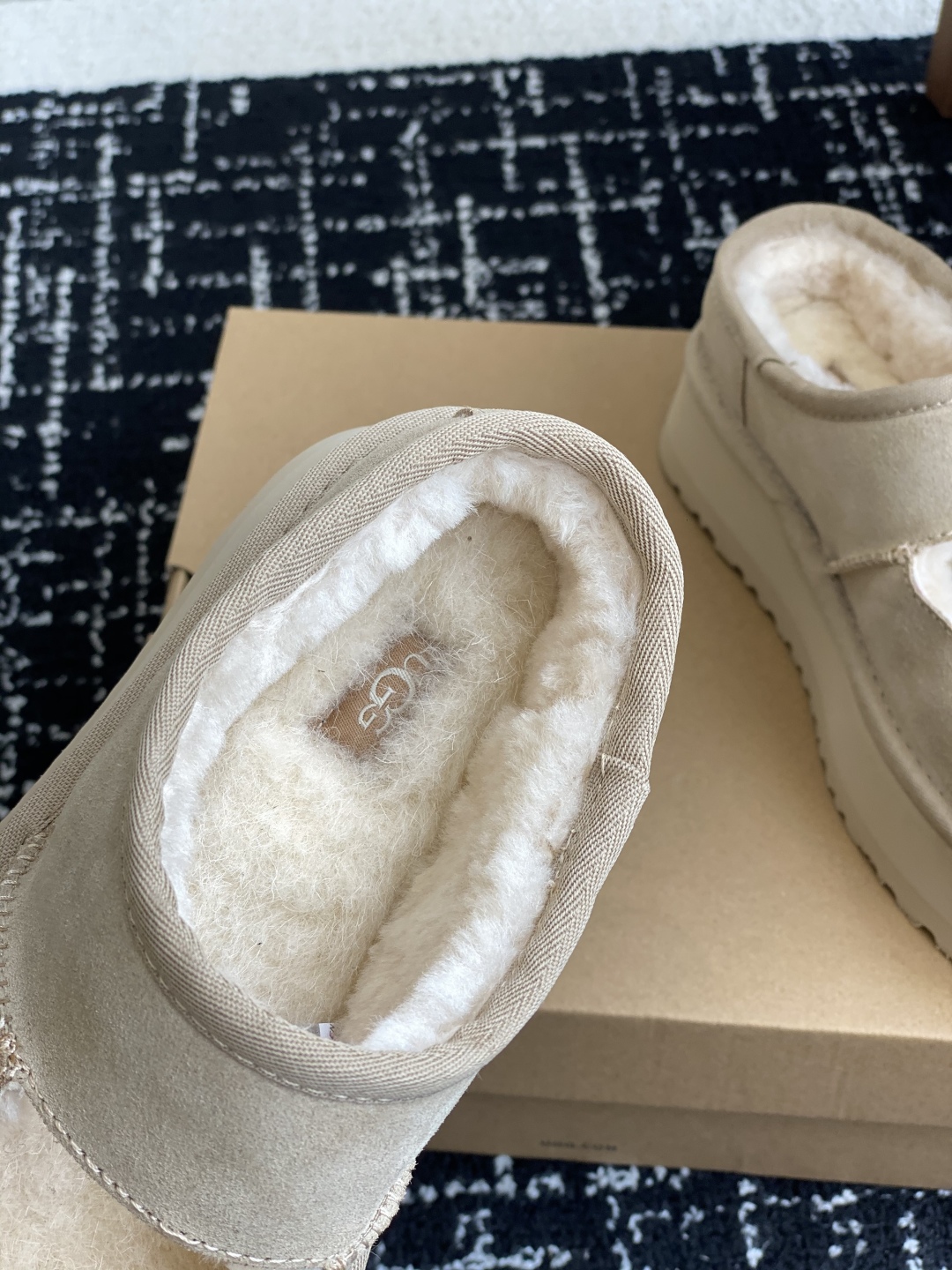 东莞代购级
UGG 25ss 厚底 包子拖鞋 设计方便穿脱双层高密度泡棉鞋内底

皮毛一体面料 耐磨中底