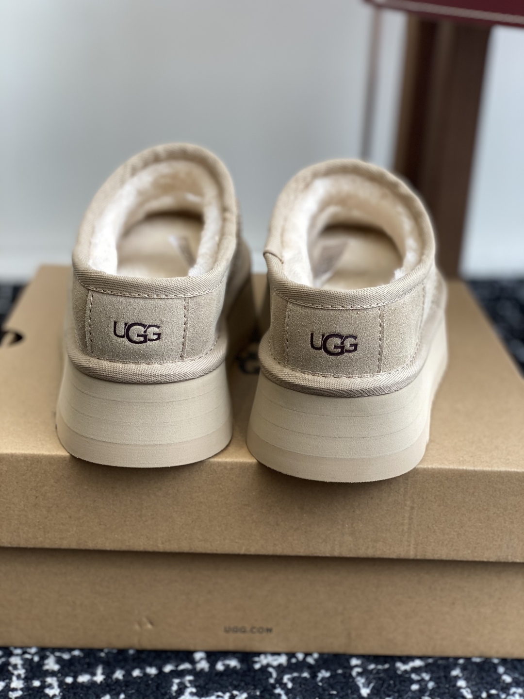 东莞代购级
UGG 25ss 厚底 包子拖鞋 设计方便穿脱双层高密度泡棉鞋内底

皮毛一体面料 耐磨中底