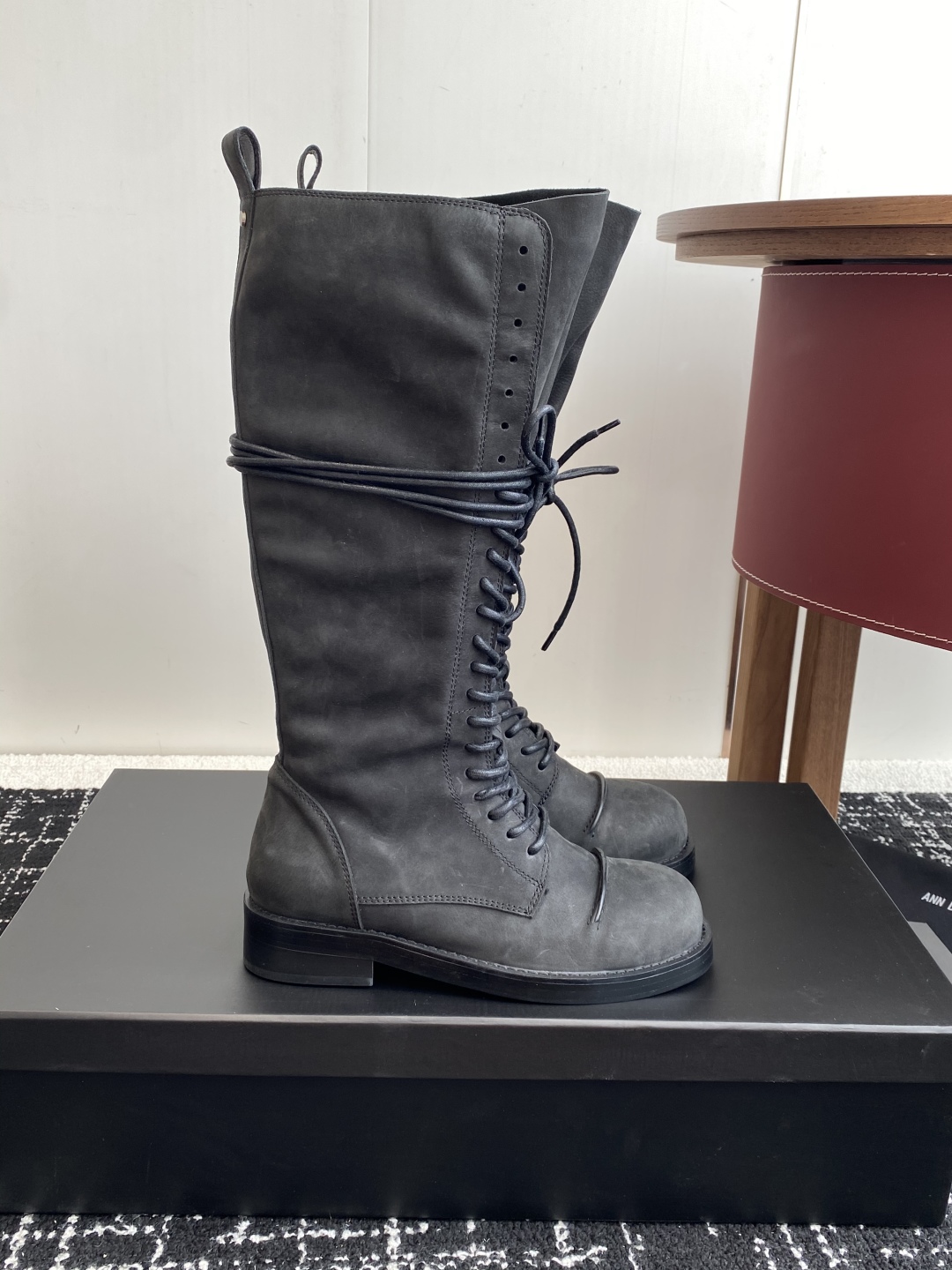 代购级
Ann Demeulemeeste* 25SS新款绑带靴 

该系列将未加工的粗粝质感与细腻的脆