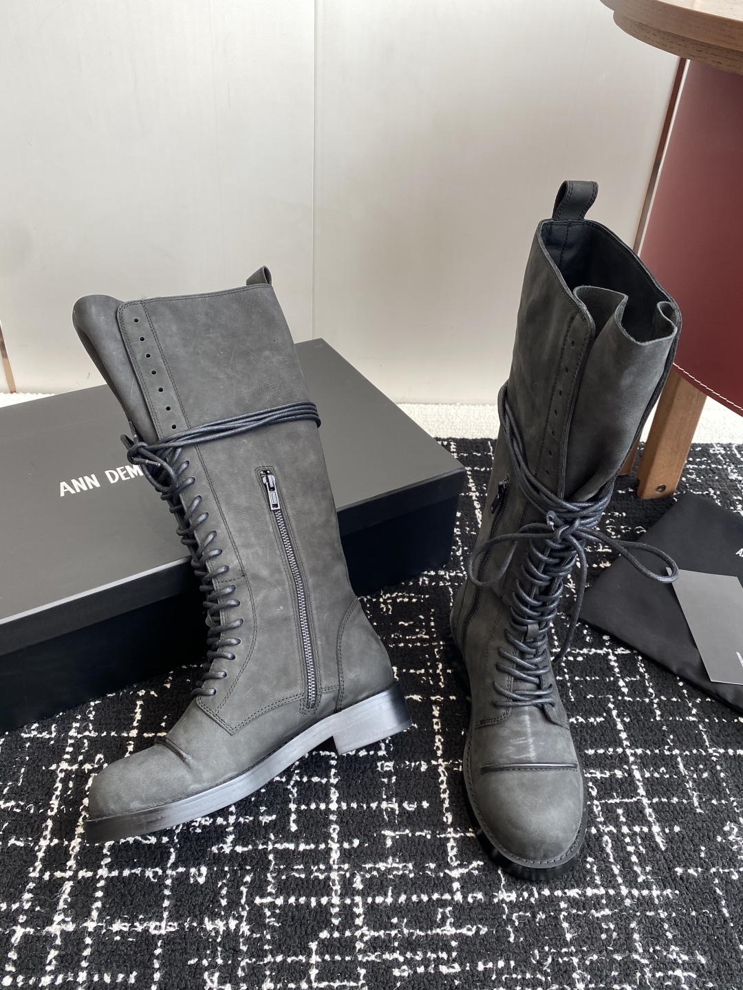 代购级
Ann Demeulemeeste* 25SS新款绑带靴 

该系列将未加工的粗粝质感与细腻的脆