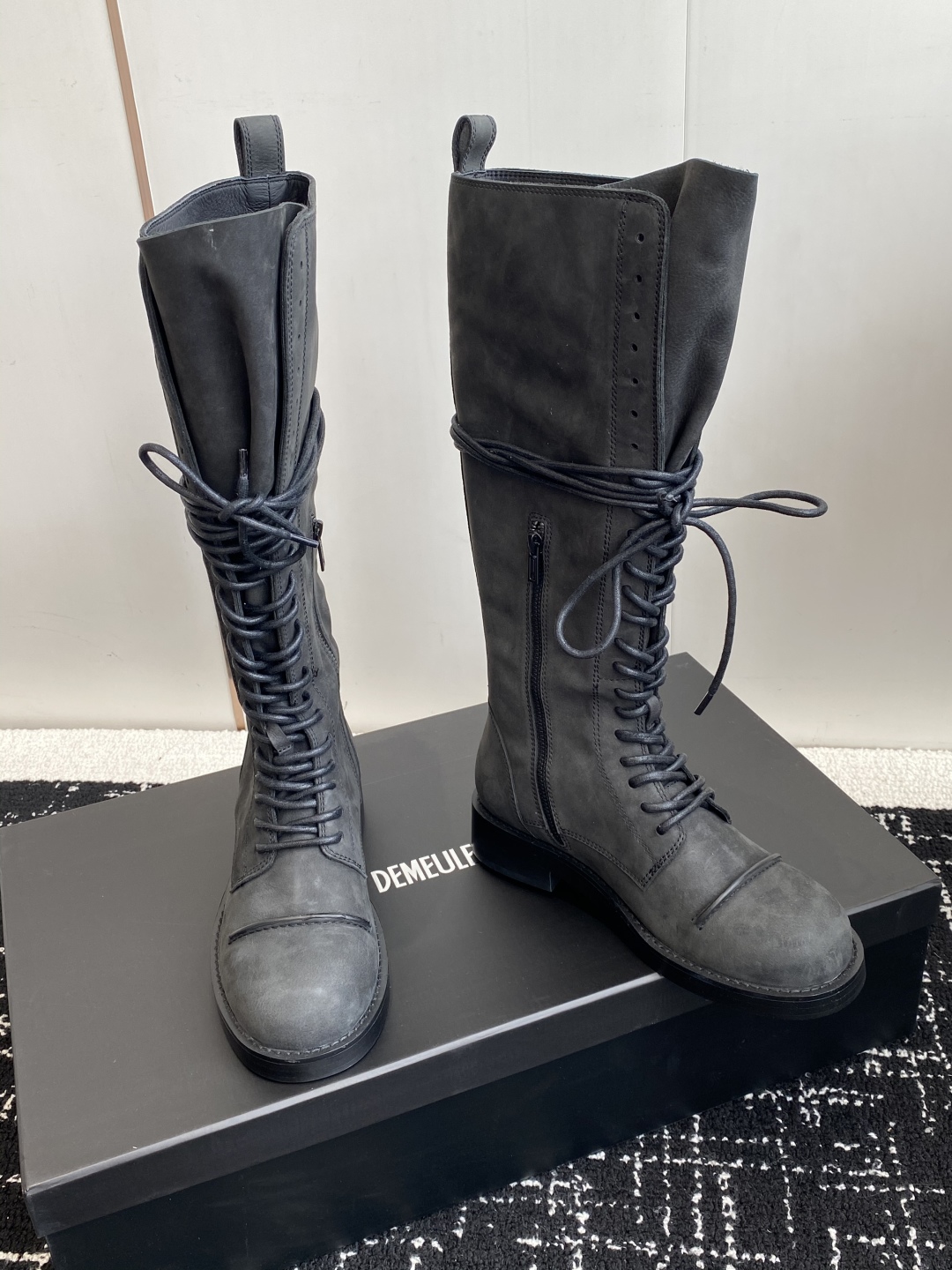 代购级
Ann Demeulemeeste* 25SS新款绑带靴 

该系列将未加工的粗粝质感与细腻的脆