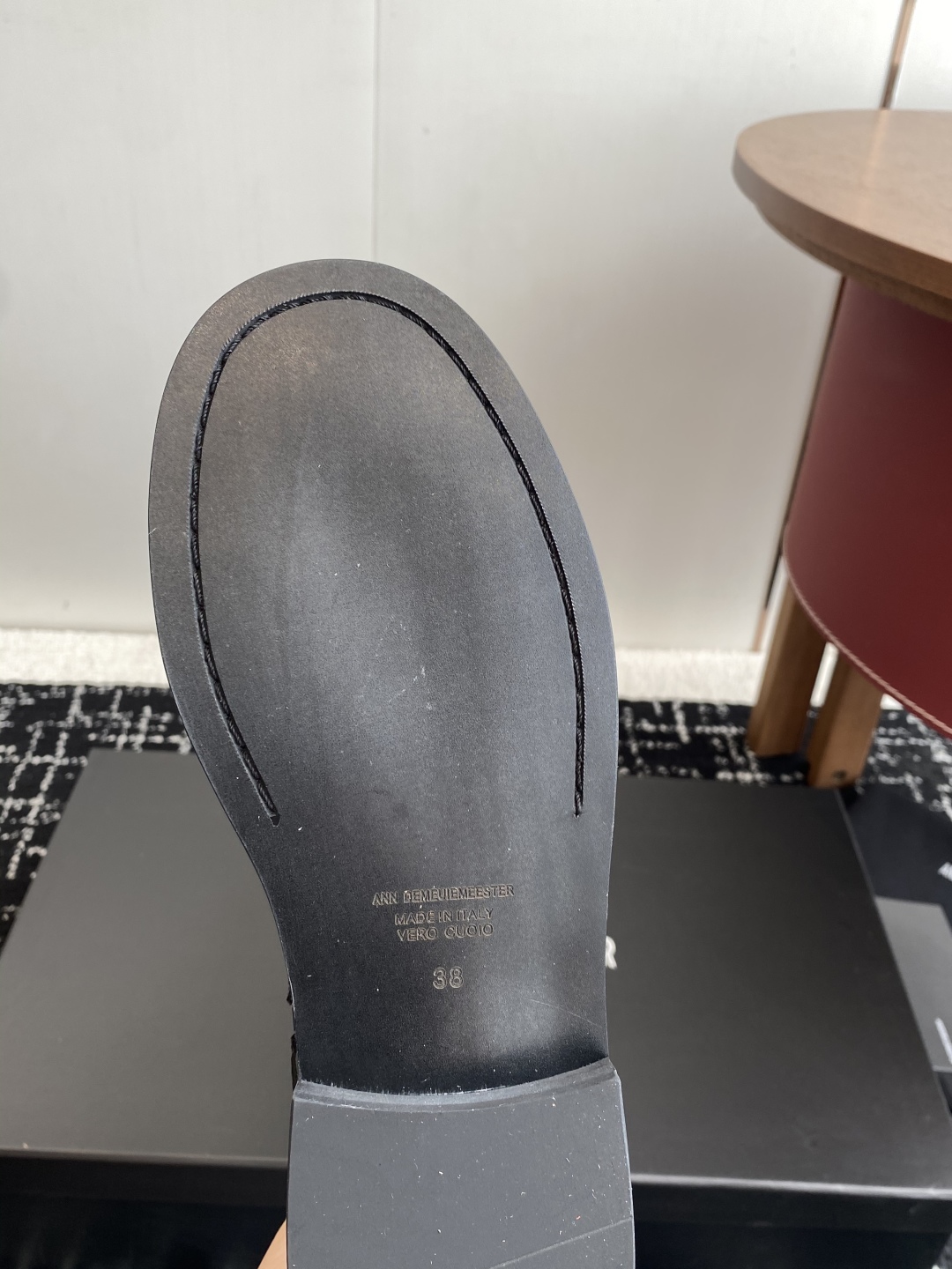 代购级
Ann Demeulemeeste* 25SS新款绑带靴 

该系列将未加工的粗粝质感与细腻的脆