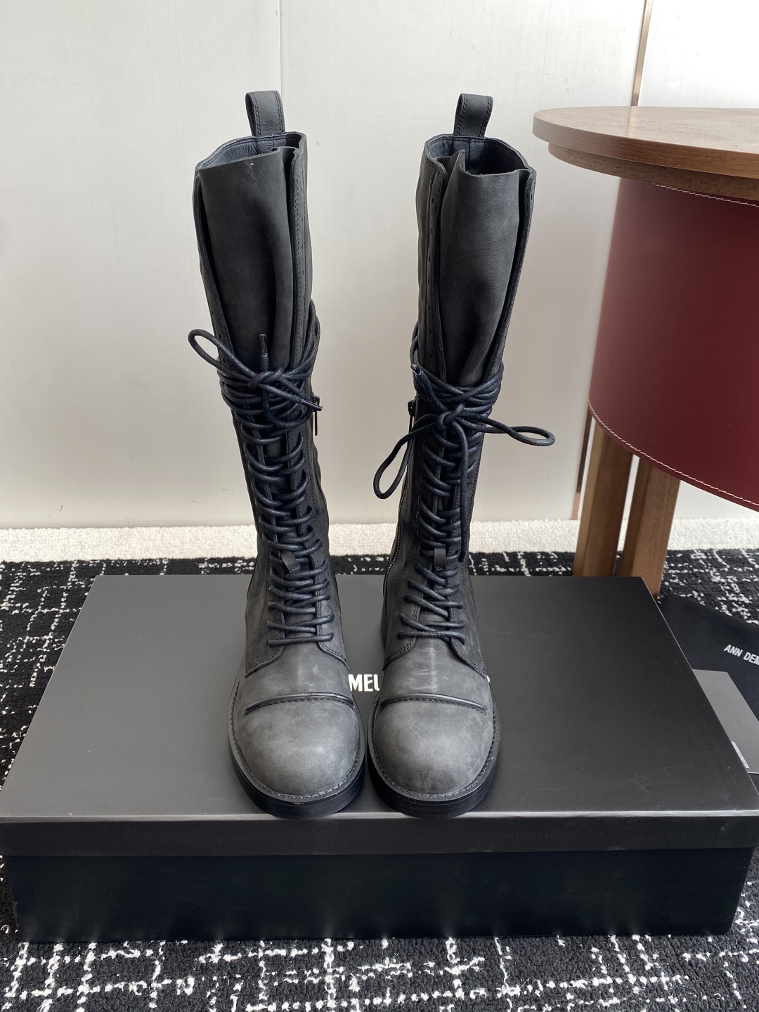 代购级
Ann Demeulemeeste* 25SS新款绑带靴 

该系列将未加工的粗粝质感与细腻的脆