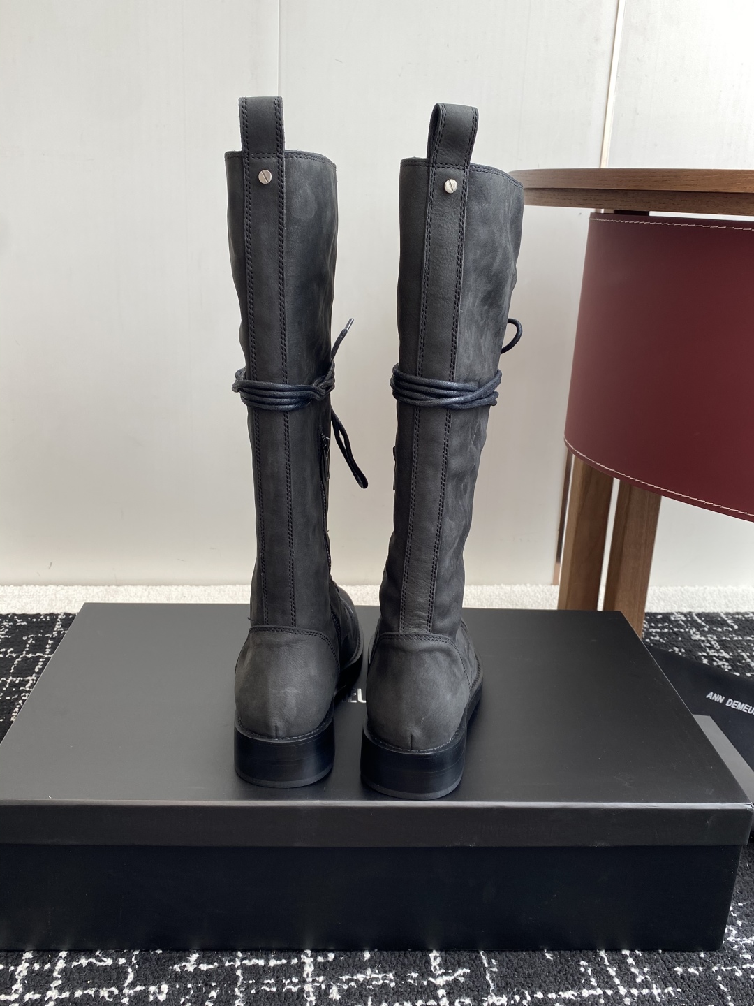 代购级
Ann Demeulemeeste* 25SS新款绑带靴 

该系列将未加工的粗粝质感与细腻的脆