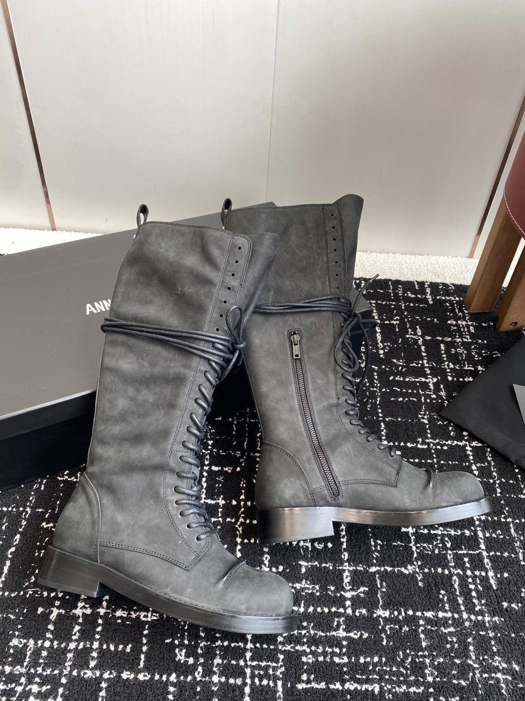 代购级
Ann Demeulemeeste* 25SS新款绑带靴 

该系列将未加工的粗粝质感与细腻的脆