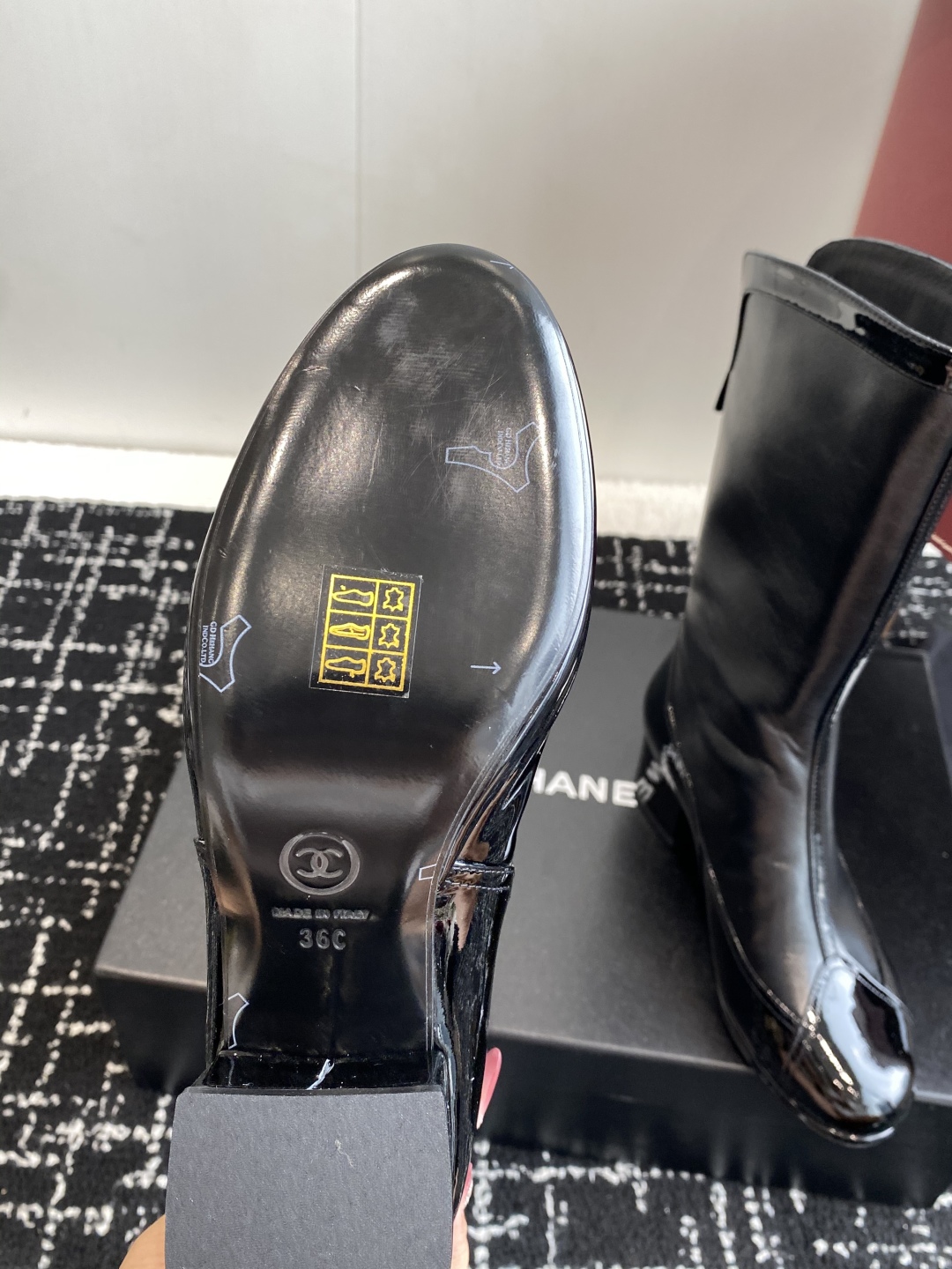 代购级
Chanel 小香 25ss 秋冬新款 圆头拉链短靴 

这款厚底在欧美街拍中出境率超高，ins