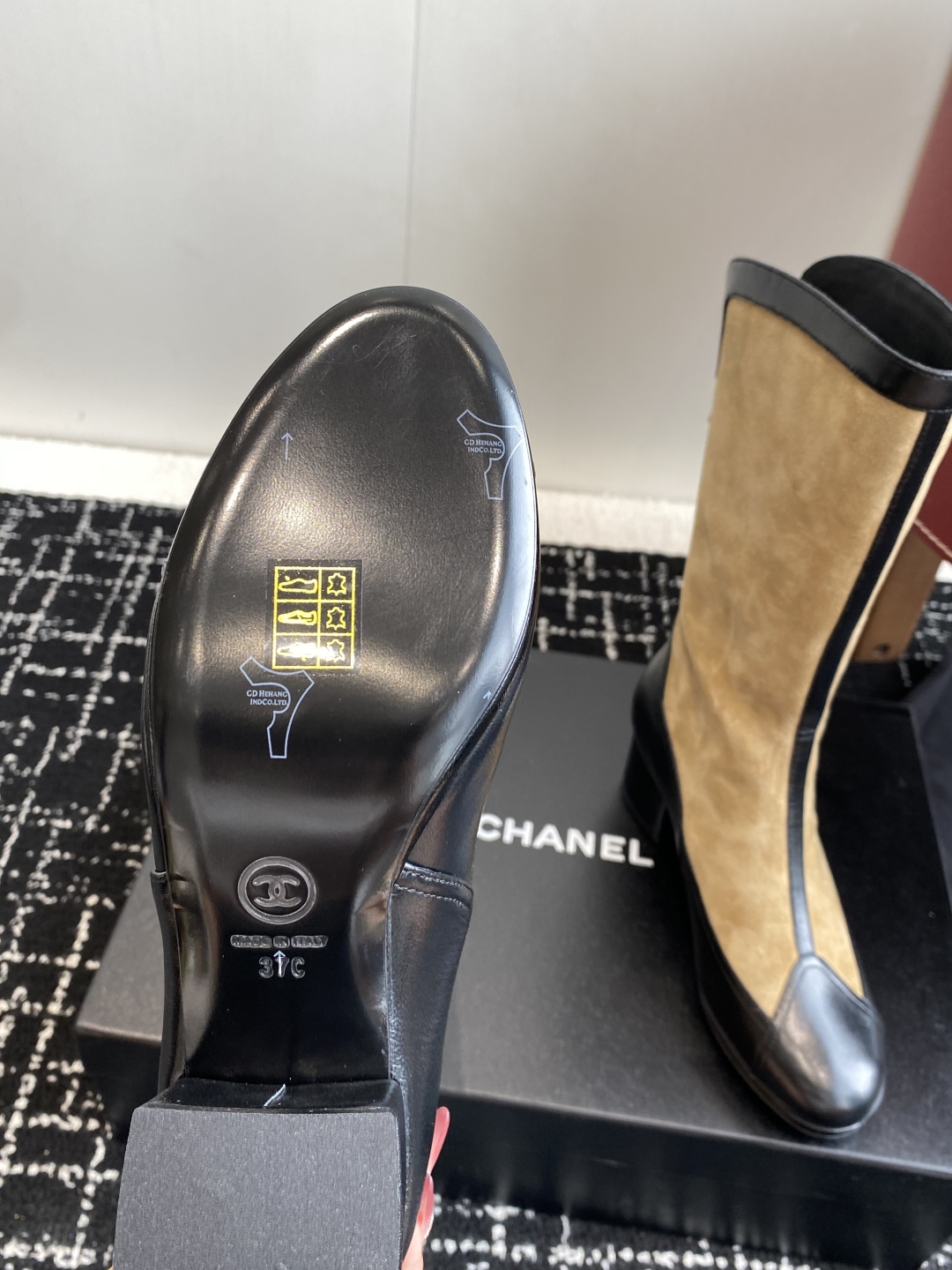 代购级
Chanel 小香 25ss 秋冬新款 圆头拉链短靴 

这款厚底在欧美街拍中出境率超高，ins