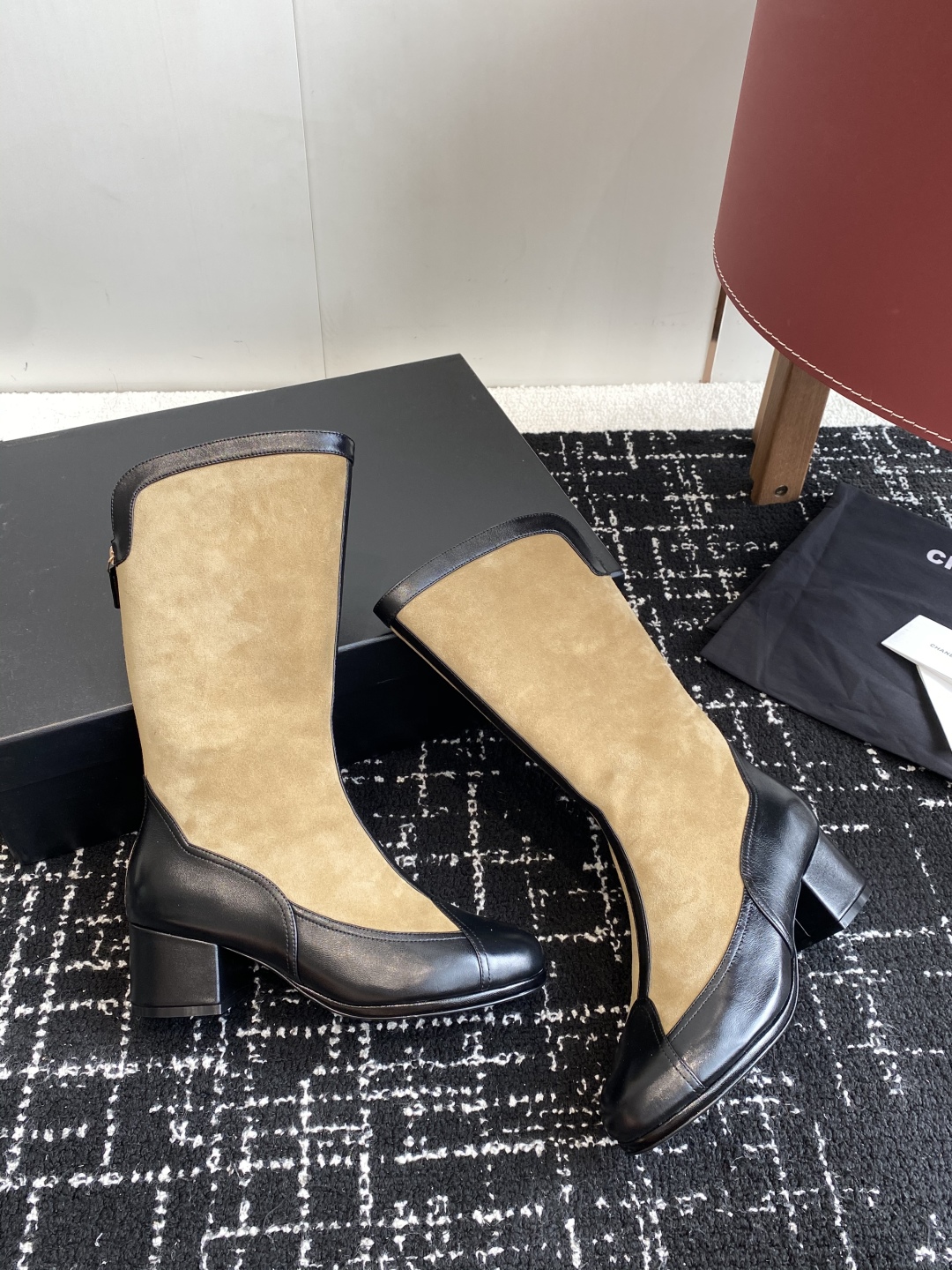 代购级
Chanel 小香 25ss 秋冬新款 圆头拉链短靴 

这款厚底在欧美街拍中出境率超高，ins