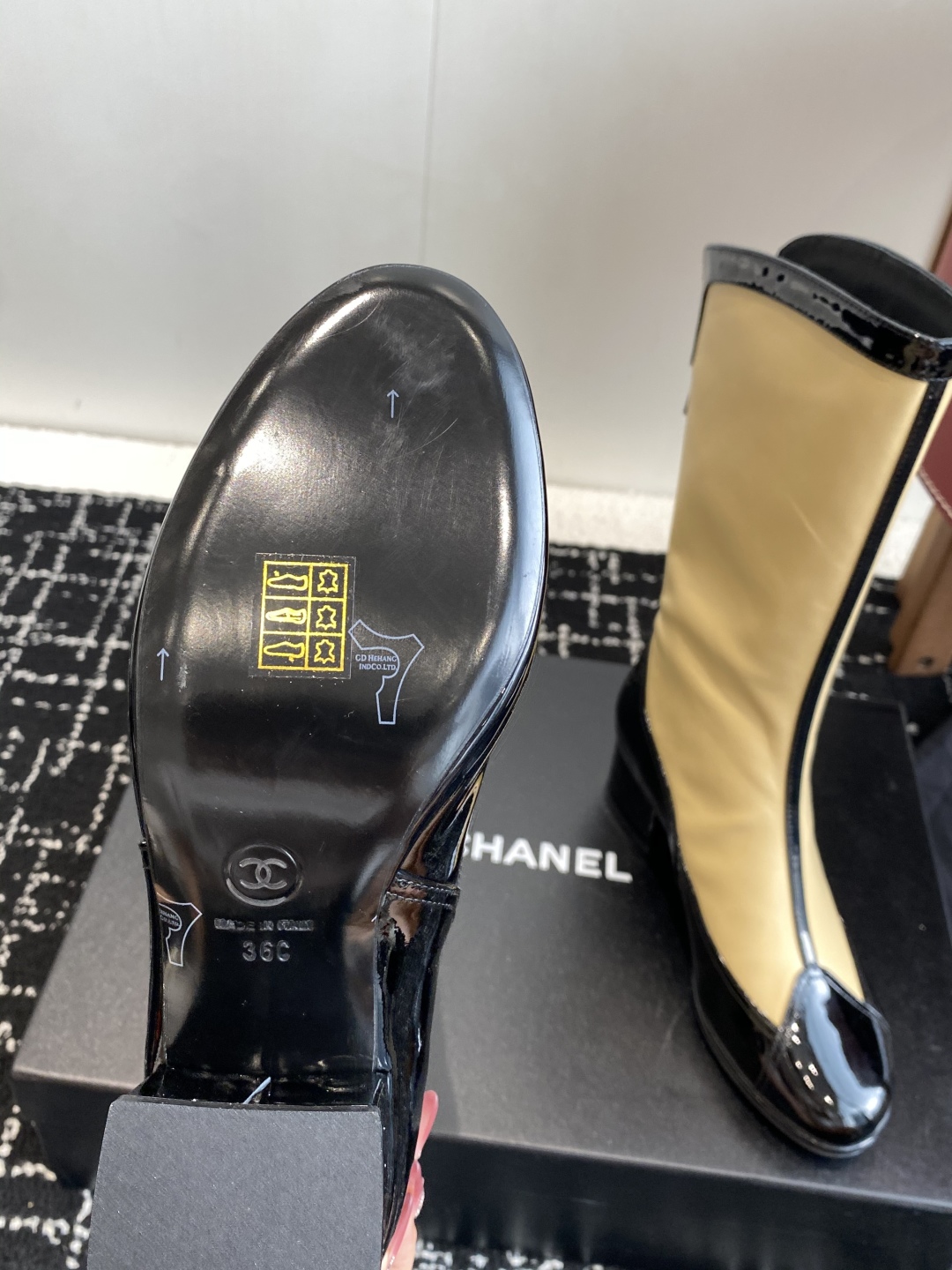 代购级
Chanel 小香 25ss 秋冬新款 圆头拉链短靴 

这款厚底在欧美街拍中出境率超高，ins