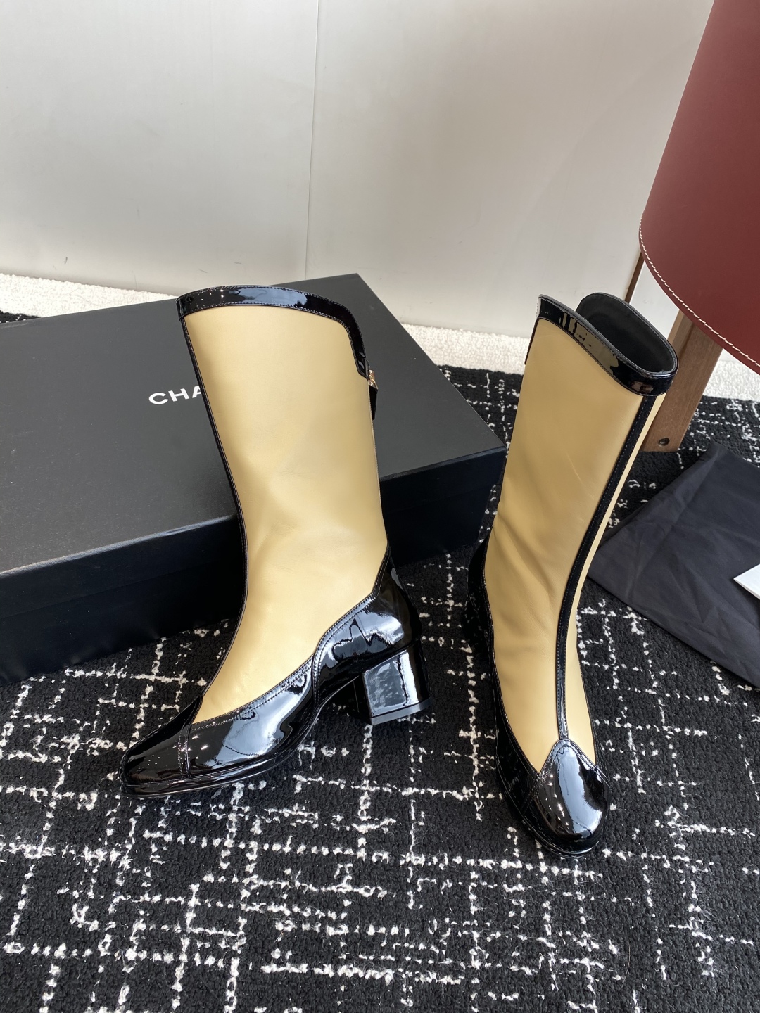 代购级
Chanel 小香 25ss 秋冬新款 圆头拉链短靴 

这款厚底在欧美街拍中出境率超高，ins