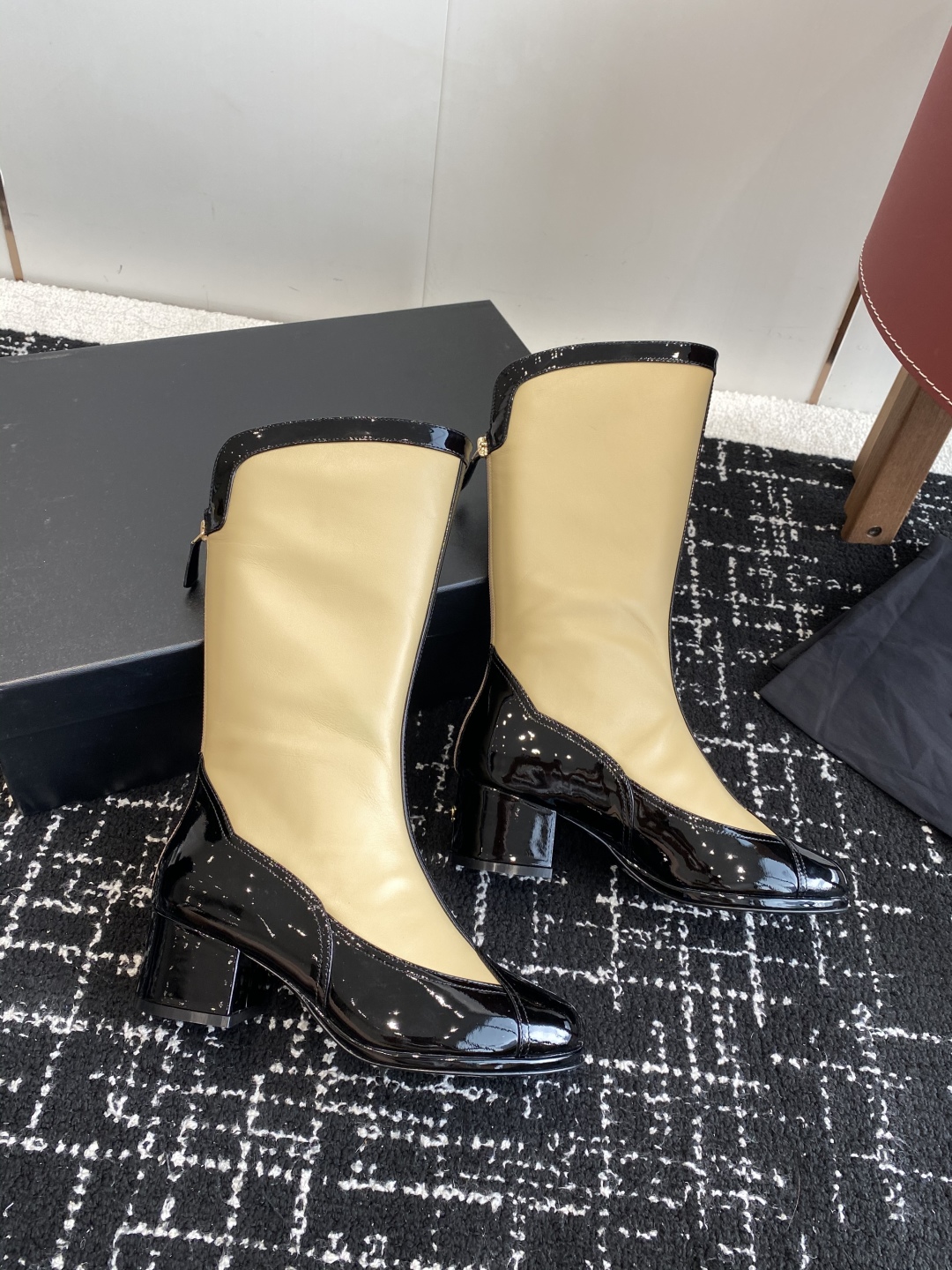 代购级
Chanel 小香 25ss 秋冬新款 圆头拉链短靴 

这款厚底在欧美街拍中出境率超高，ins