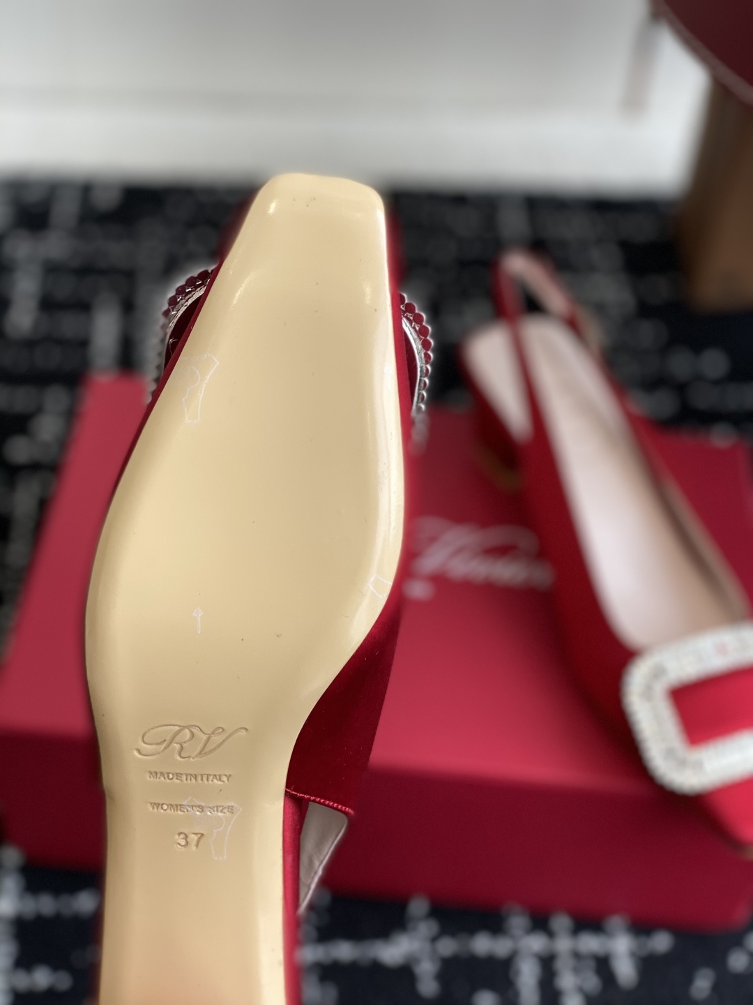 代购级
𝐑𝐨𝐠𝐞𝐫 𝐕𝐢𝐯𝐢* RV 25ss新款花朵系列双钻扣显白c位钻扣玛丽珍单鞋!
法式复古感好