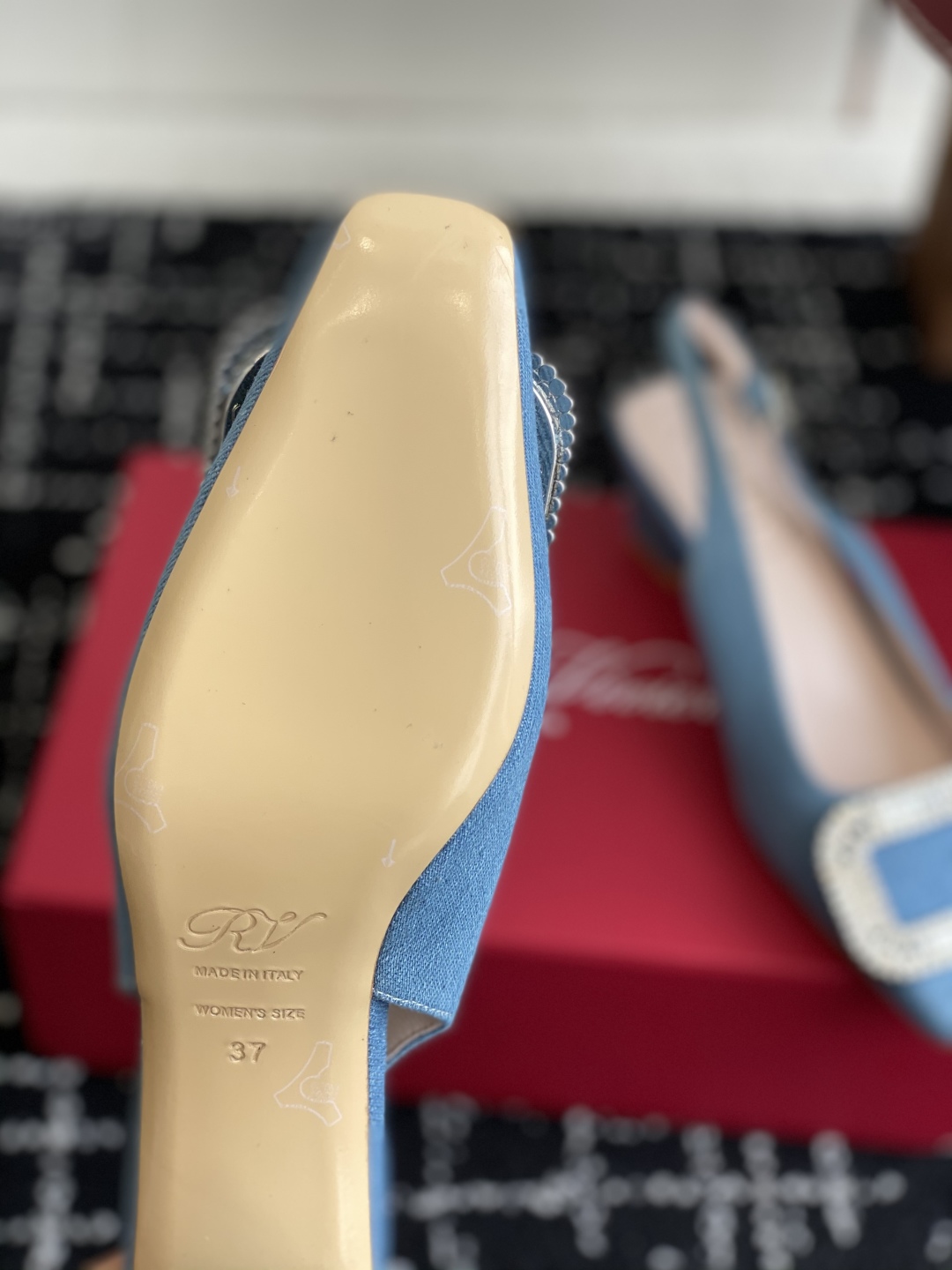 代购级
𝐑𝐨𝐠𝐞𝐫 𝐕𝐢𝐯𝐢* RV 25ss新款花朵系列双钻扣显白c位钻扣玛丽珍单鞋！

法式复古感好