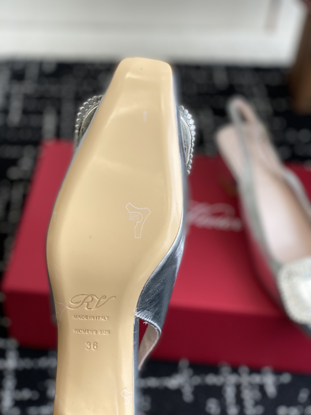 代购级
𝐑𝐨𝐠𝐞𝐫 𝐕𝐢𝐯𝐢* RV 25ss新款花朵系列双钻扣显白c位钻扣玛丽珍单鞋！

法式复古感好