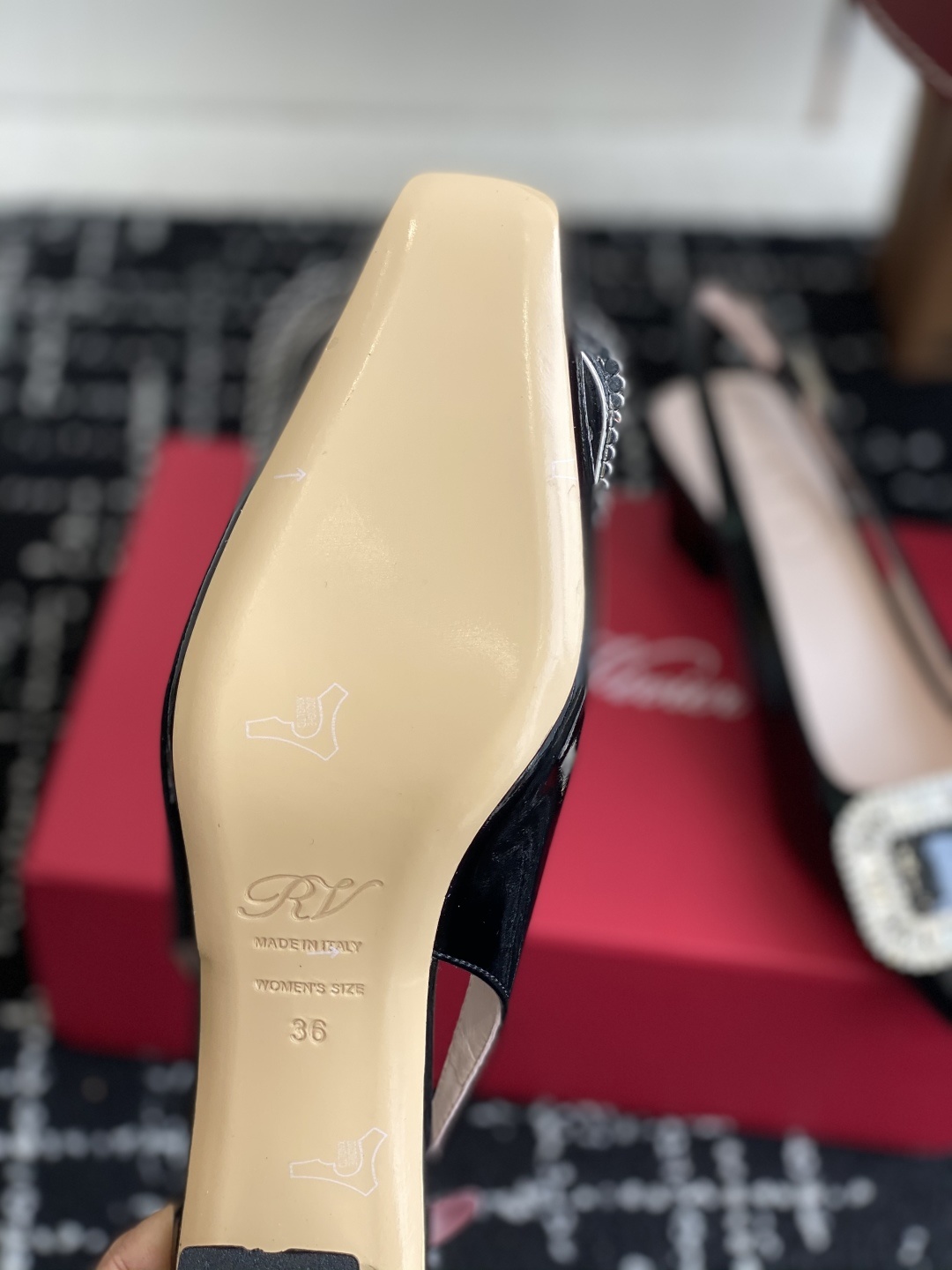 代购级
𝐑𝐨𝐠𝐞𝐫 𝐕𝐢𝐯𝐢* RV 25ss新款花朵系列双钻扣显白c位钻扣玛丽珍单鞋!
法式复古感好