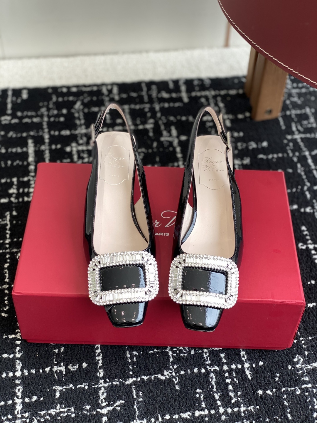 代购级
𝐑𝐨𝐠𝐞𝐫 𝐕𝐢𝐯𝐢* RV 25ss新款花朵系列双钻扣显白c位钻扣玛丽珍单鞋!
法式复古感好