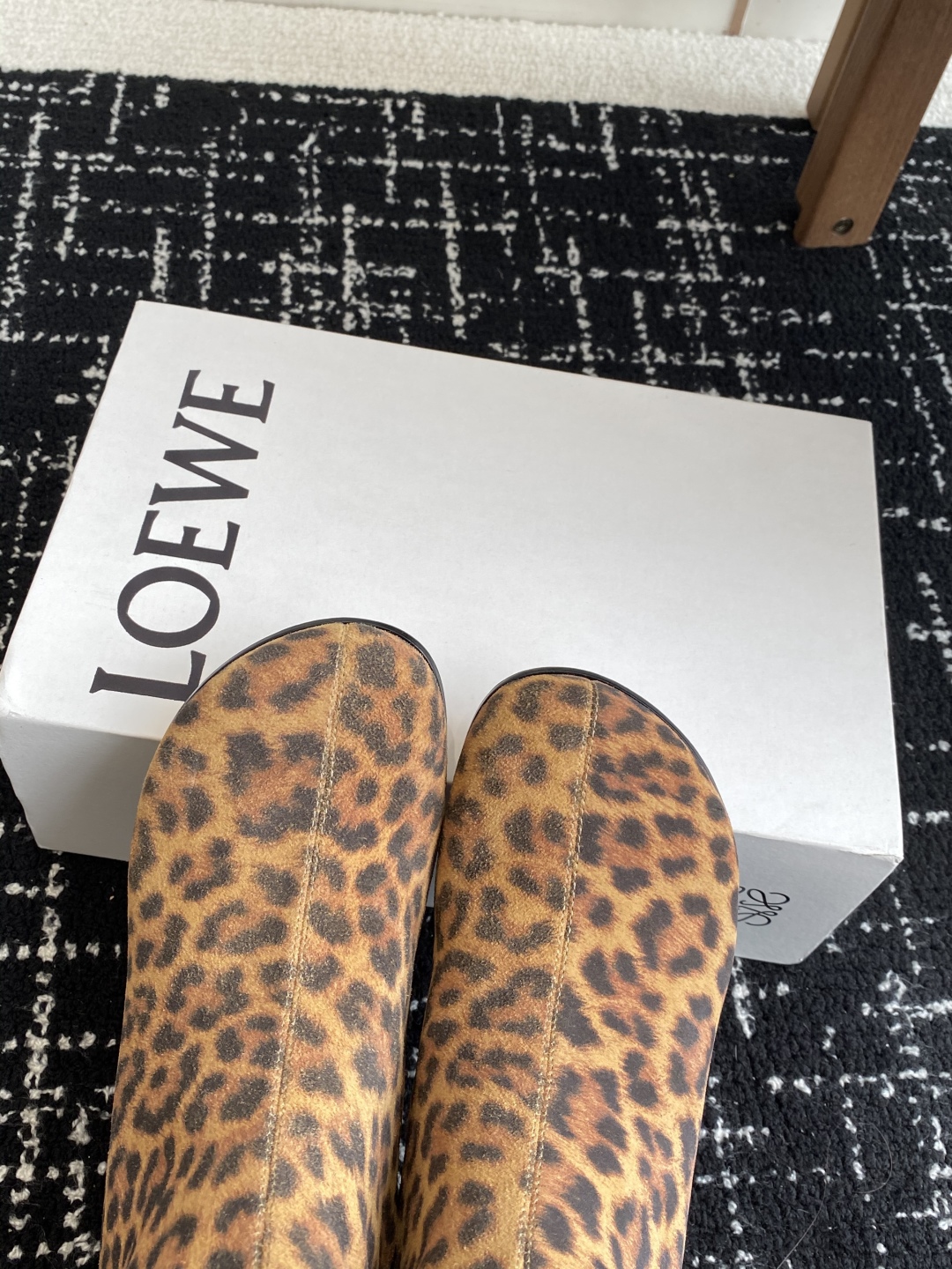 代购级
LOEWE 25s春夏新款 小豹纹圆头粗跟侧边拉链短靴

身在炎热的盛夏，已经开始期待秋天的凉爽