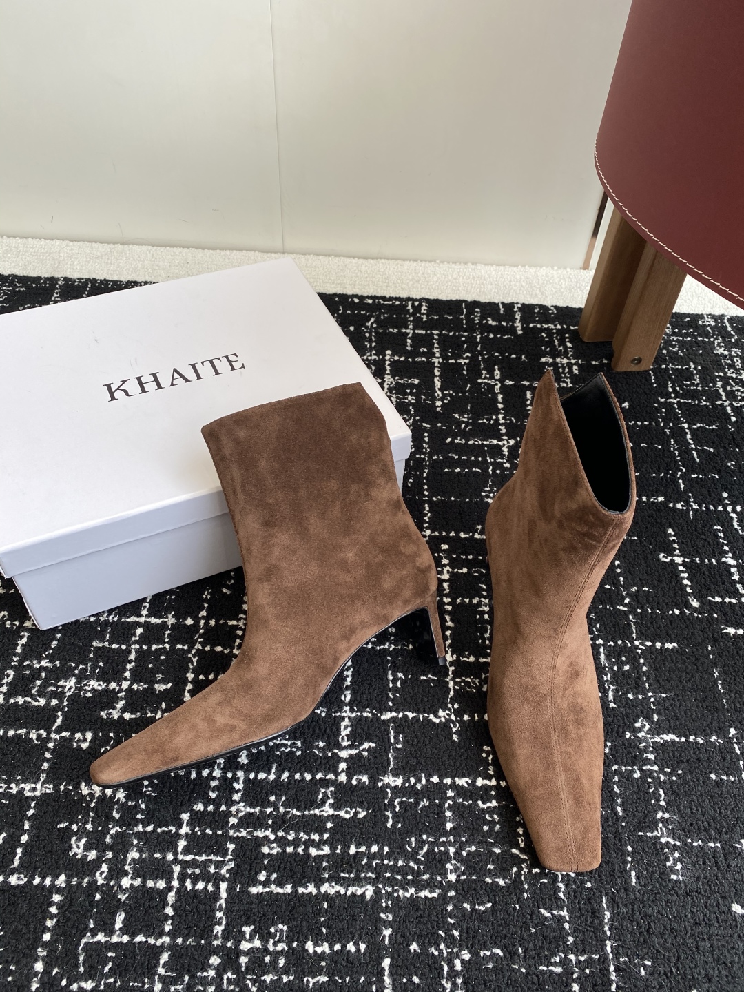 代购级
Khaite 25ss 秋冬新款绝美神靴 

又A又飒不一定斩男，但一定斩女 鞋型纤细又时髦，微