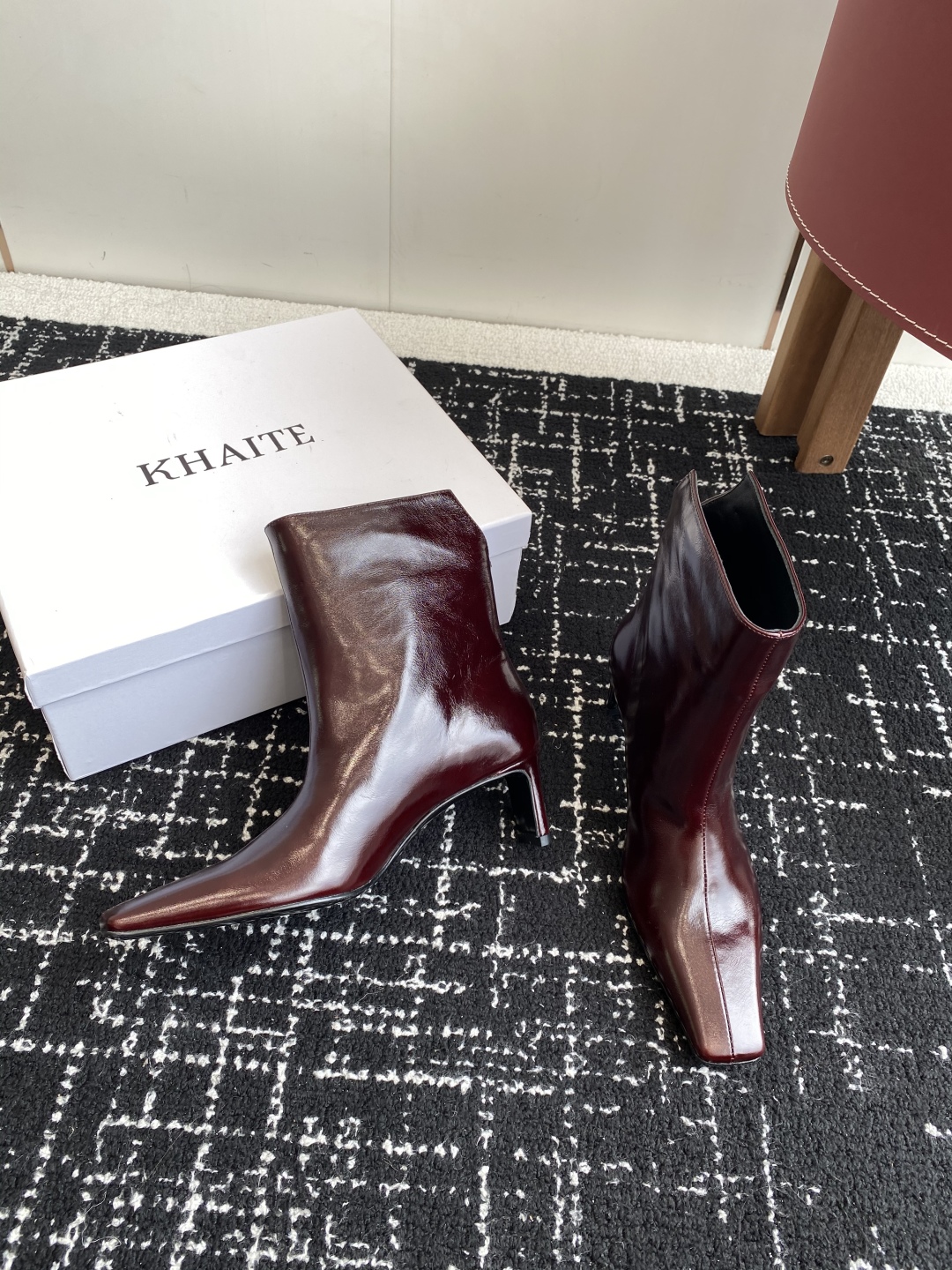 代购级
Khaite 25ss 秋冬新款绝美神靴 

又A又飒不一定斩男，但一定斩女 鞋型纤细又时髦，微