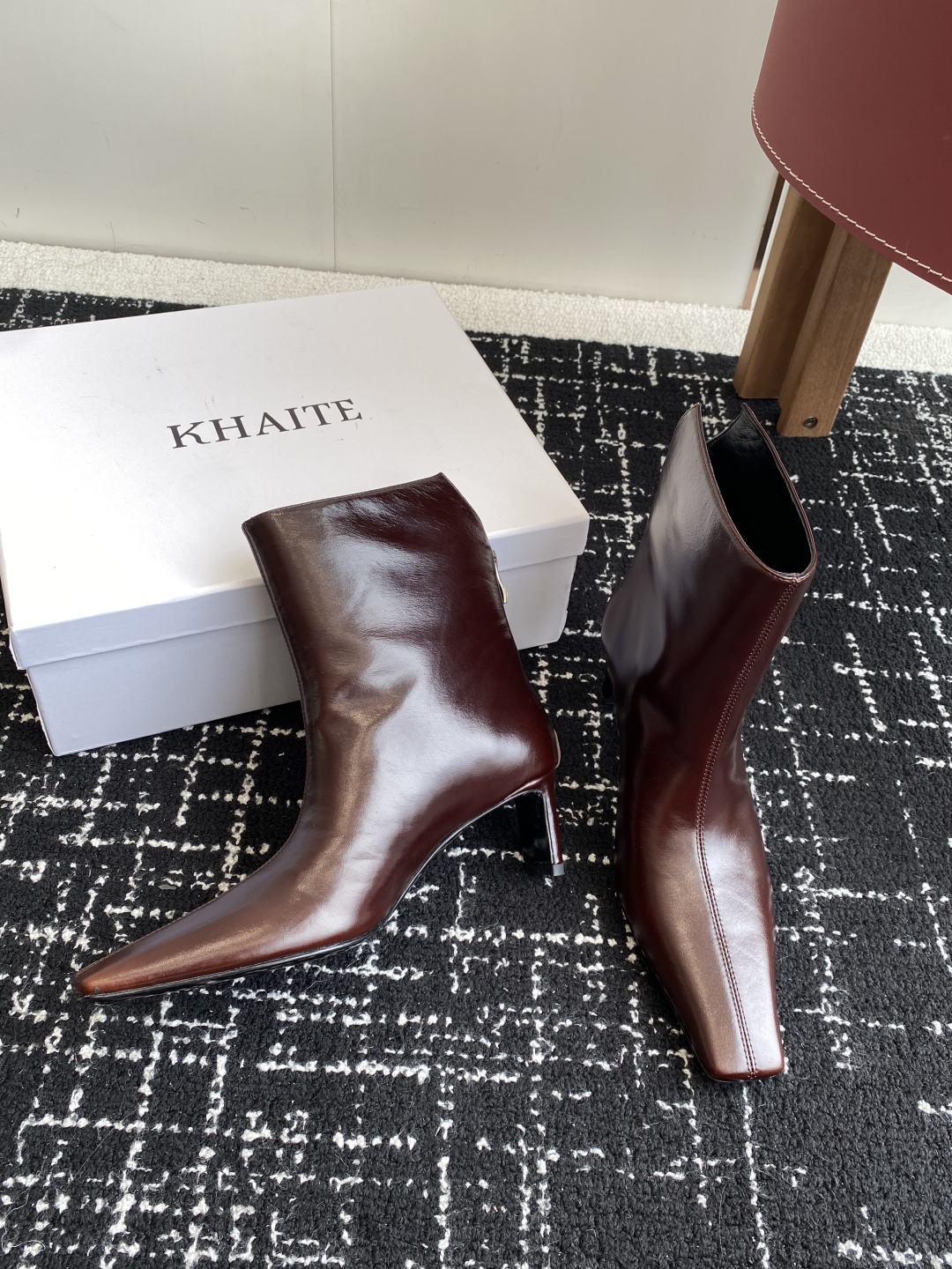 代购级
Khaite 25ss 秋冬新款绝美神靴 

又A又飒不一定斩男，但一定斩女 鞋型纤细又时髦，微