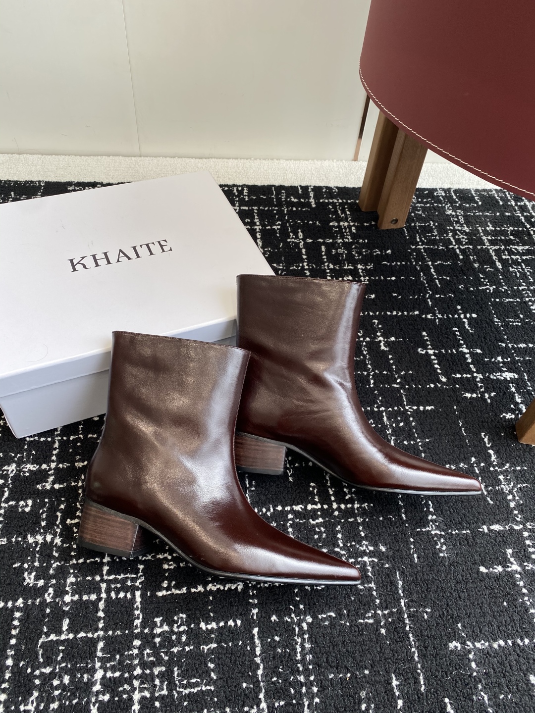 代购级
Khaite 25ss 秋冬新款绝美神靴 

又A又飒不一定斩男，但一定斩女 鞋型纤细又时髦，微