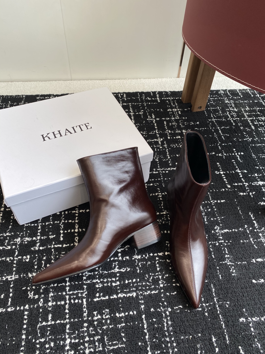 代购级
Khaite 25ss 秋冬新款绝美神靴 

又A又飒不一定斩男，但一定斩女 鞋型纤细又时髦，微