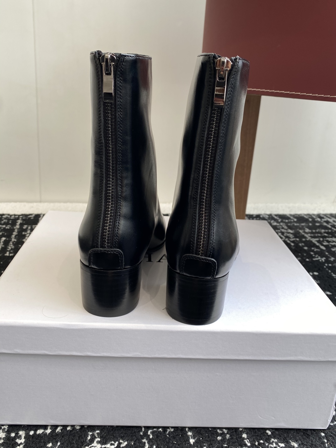 代购级
Khaite 25ss 秋冬新款绝美神靴 

又A又飒不一定斩男，但一定斩女 鞋型纤细又时髦，微