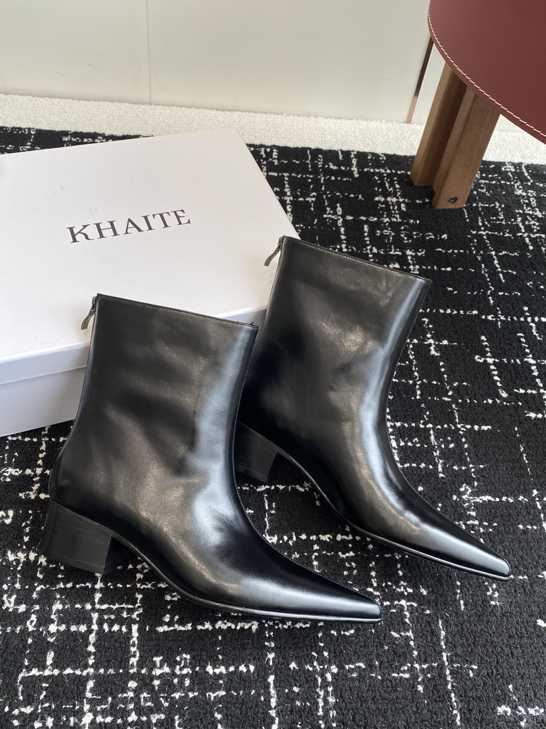 代购级
Khaite 25ss 秋冬新款绝美神靴 

又A又飒不一定斩男，但一定斩女 鞋型纤细又时髦，微