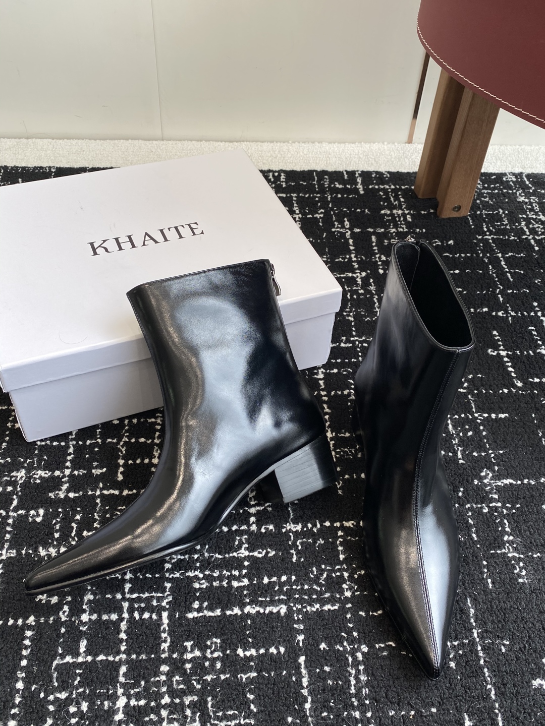 代购级
Khaite 25ss 秋冬新款绝美神靴 

又A又飒不一定斩男，但一定斩女 鞋型纤细又时髦，微