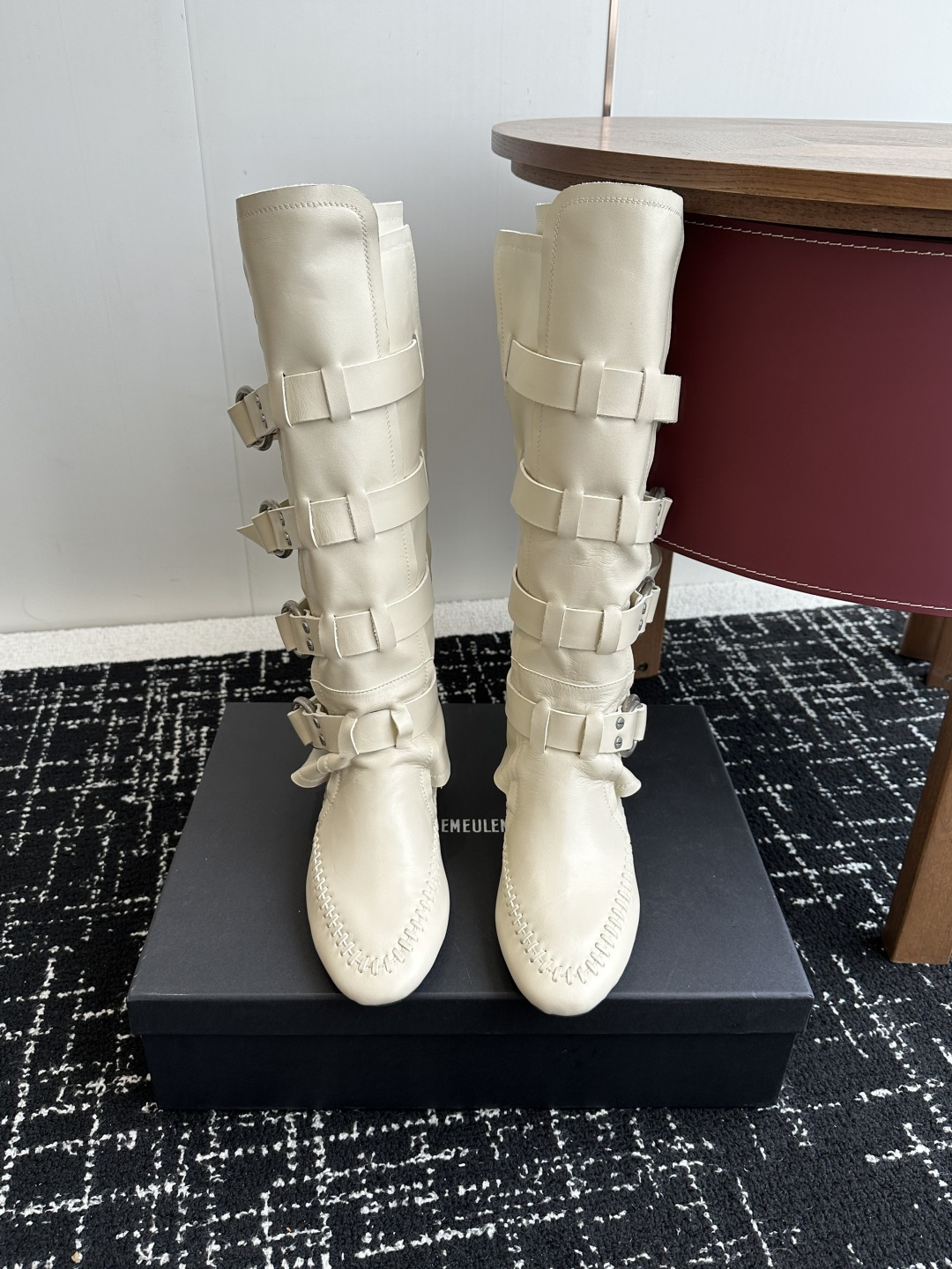 NO:447521,Purchasing grade semi-trailer, short boots, long boots, Ann Demeulemesster 2025 new semi-trailer, short boots, knight boots, Antwerp creative director Stefano Gallici, inspired by the 'nomad spirit' to integrate the brand's iconic dark romantic gene with hippies, motorcycle culture and the style of the Southwest of the United States. This series perfectly interprets the image of 'the rebellious poet who travels through the desert with his collection of poems'. Bag shoes also maintain the pioneering design highlights. The interweaving of 19th century romanticism and 90s rock aesthetics creates a unique aesthetic language that combines Antwerp's pioneering spirit and the freedom of the American West. The upper uses original imported cowhide, inner cowhide, and original mold-opening base  Size35-40 (40 custom made without return), boots, boots, cowhide19860909代购级半拖 短靴 长靴 Ann Demeulemesster 2025新款半拖 短靴 骑士靴 安特卫普创意总监Stefano Gallici以”游牧精神“为灵感,将品牌标志性的暗黑浪漫基因与70年代嬉皮士、机车文化及美国西南部风情相融合.  本系列通过解构主义剪裁与浪漫荷叶边的碰撞,毛边处理与凌乱层次的叠搭,完美诠释了”带着诗集穿越沙漠的叛逆诗人“这一意象.包袋鞋履也保持先锋的设计亮点 19世纪浪漫主义与90年代摇滚美学的交织,创造出兼具安特卫普先锋精神与美国西部自由气息的独特美学语言. 鞋面采用原版进口牛皮,内里牛皮,原版开模大底 Size35-40（40订做不退换）,靴子,boots,cowhide,Women's Shoes